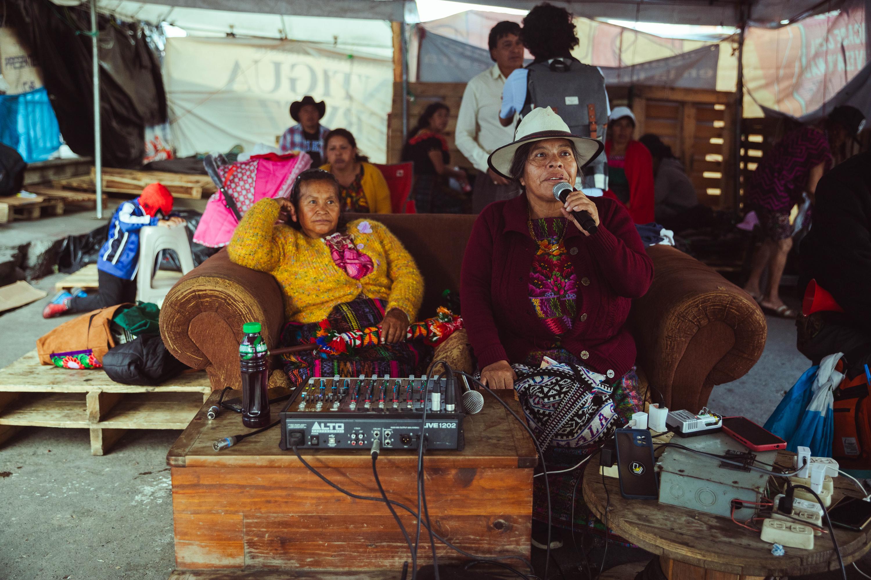 Luz Emilia Ulario (left) and Imelda Estacui, leaders from the Indigenous Mayor’s Office of Santa Lucía Utatlán, at the camp in front of the Public Prosecutor’s Office, where demonstrators stayed from early October until Bernardo Arévalo’s inauguration. Photo Carlos Barrera
