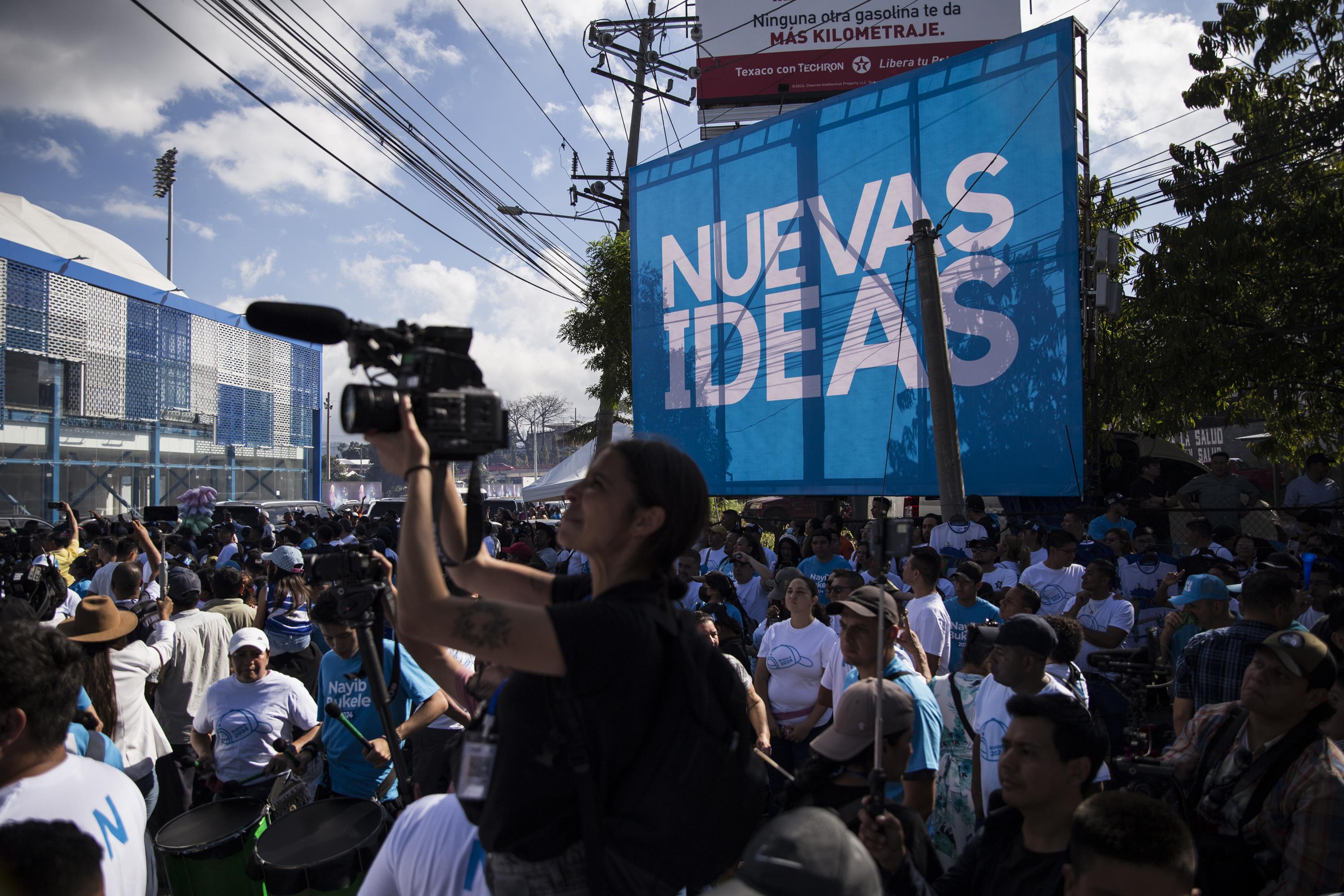 Nuevas Ideas es el único partido que mantuvo presencia y propaganda masiva en varios los centros de votación del país. Foto de El Faro: Víctor Peña. 