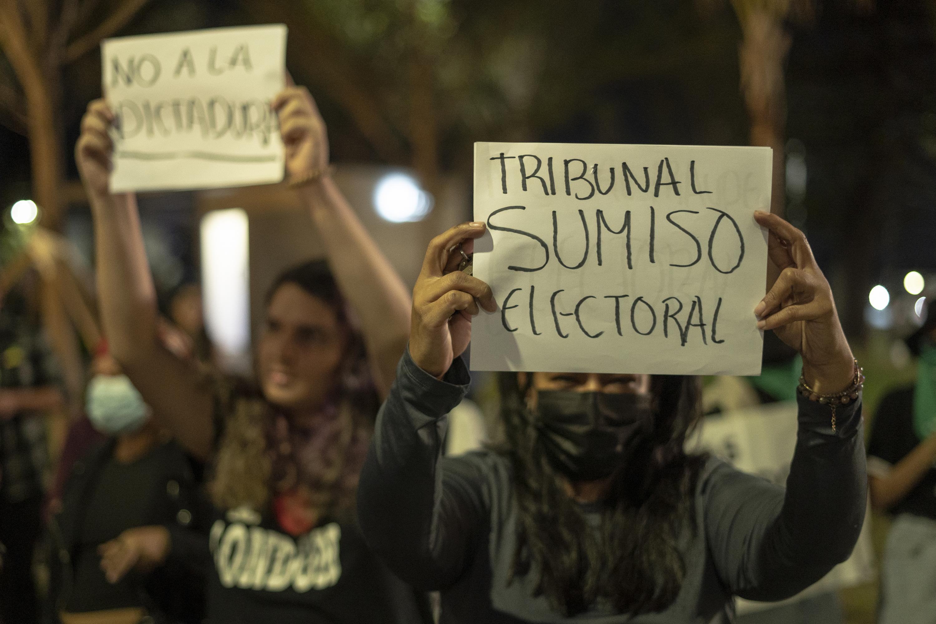 El lunes 5 de febrero, organizaciones feministas protestaron en la plaza Salvador del Mundo para denunciar la poca transparencia del Tribunal Supremo Electoral durante el conteo de los votos. Foto de El Faro: Víctor Peña. 