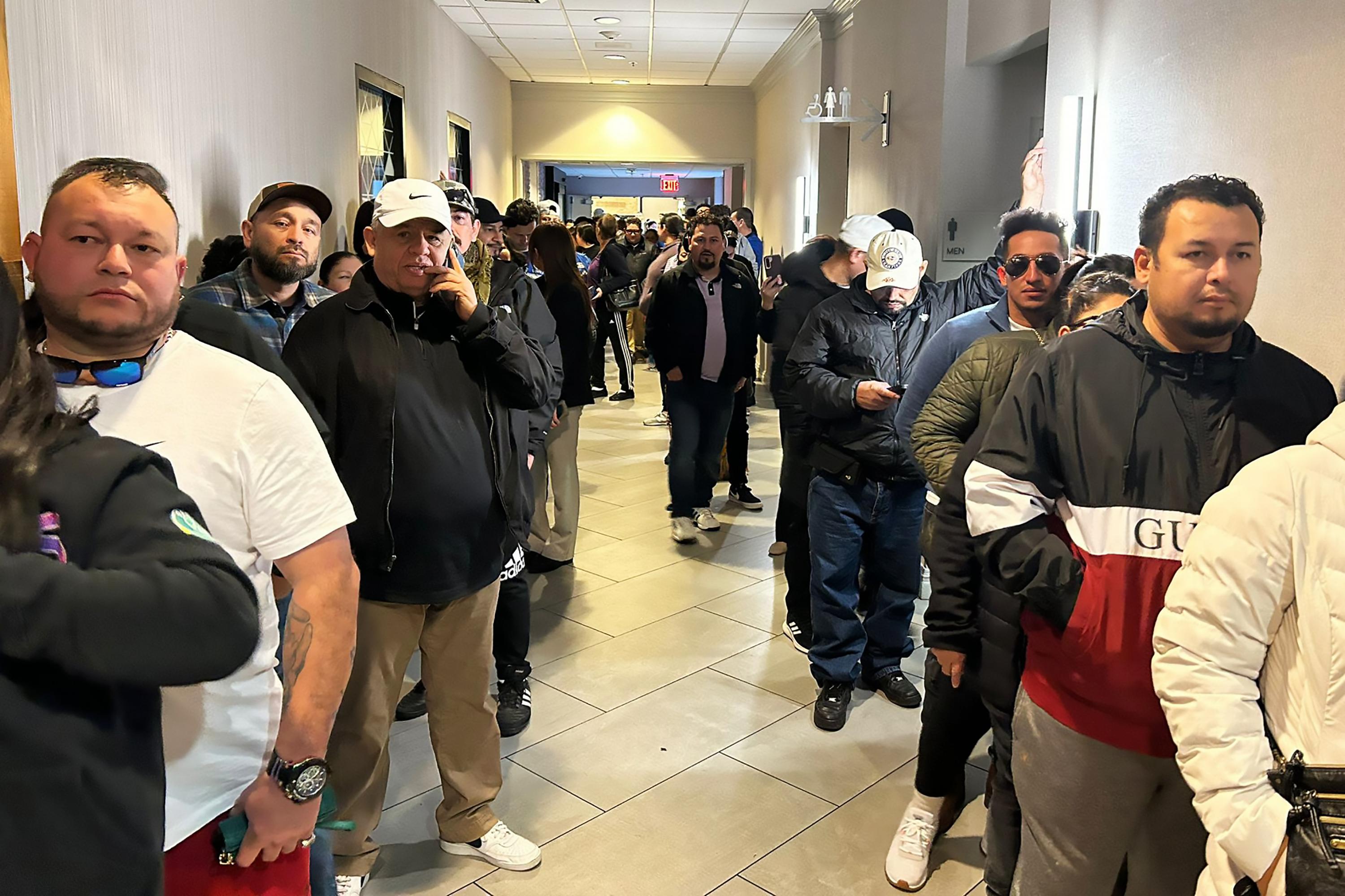 Cientos de salvadoreños hacen fila en el hotel Bethesda Marriott, en Maryland, para votar en las elecciones presidencial y legislativa del 4 de febrero de 2024. Foto El Faro: José Luis Sanz. 