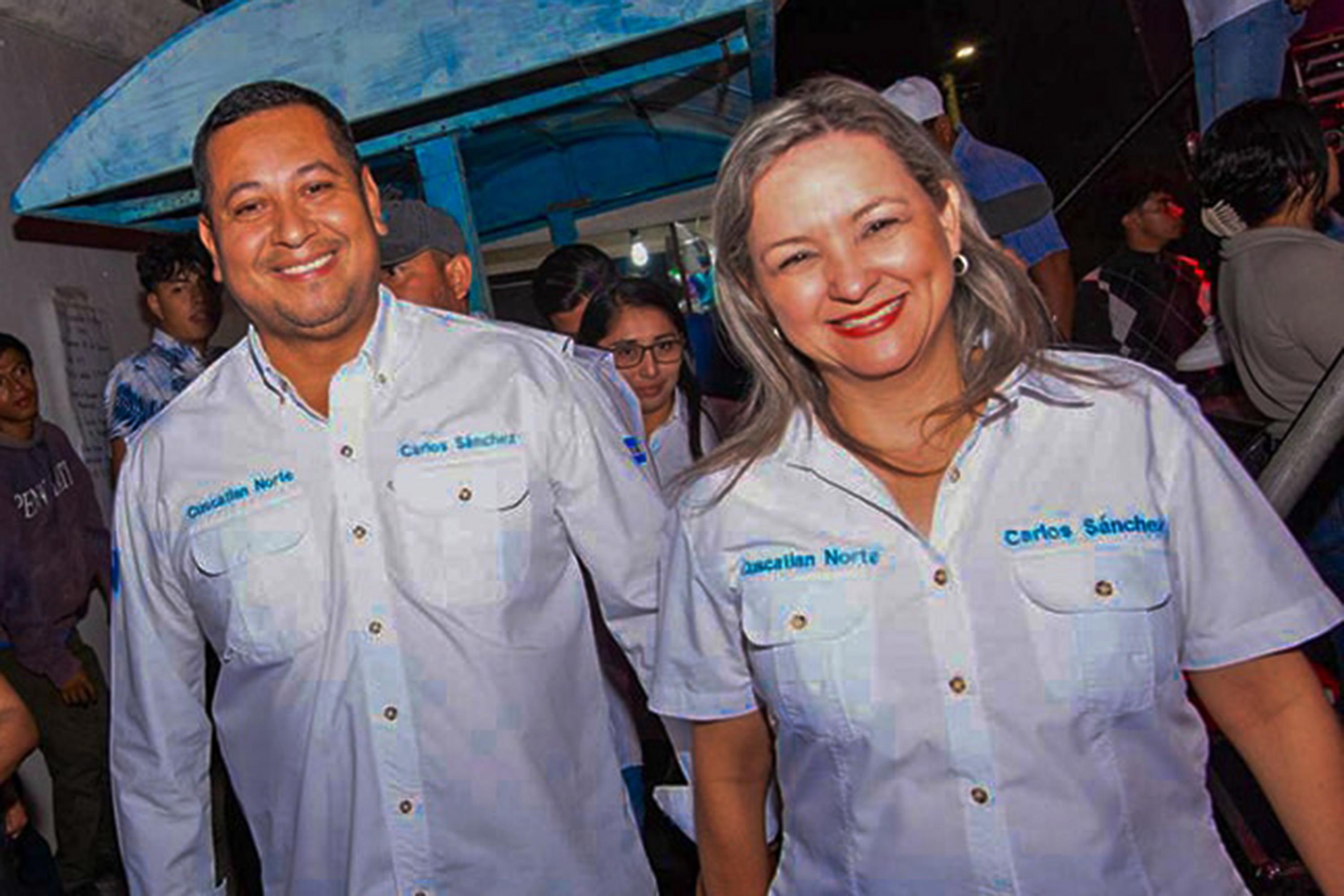 Sánchez, candidato a alcalde por Cuscatlán Norte, acompañado de su pareja Gloria Castaneda, exempleada del MOP y de la Asamblea Legislativa. Actual candidata a diputada suplente del Parlacen.