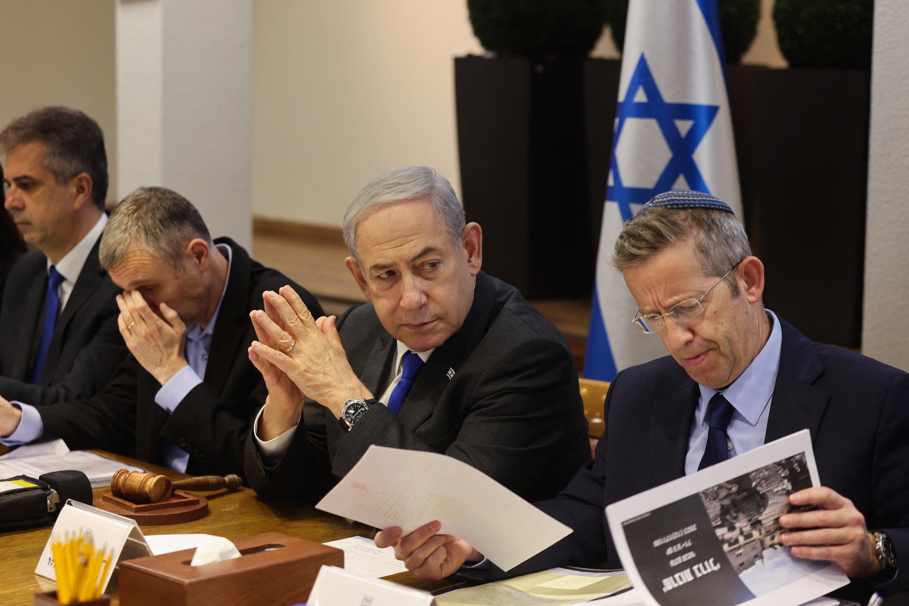 El primer ministro israelí, Benjamin Netanyahu (centro), preside una reunión de gabinete en Kirya, en la sede del Ministerio de Defensa israelí, en Tel Aviv, el 17 de diciembre de 2023. Foto de El Faro: Menahem Kahana/ AFP.