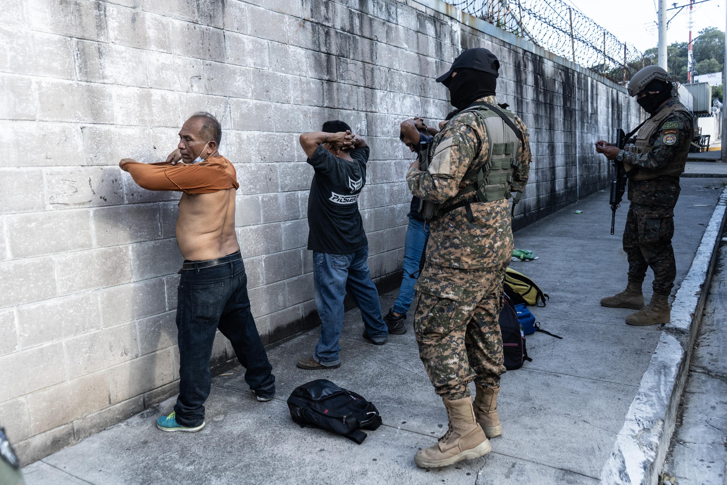 Amid the murder of 87 people in three days in late March 2022, the Salvadoran Army and Police launched sweeping operations in MS-13-controlled communities. In this picture, soldiers frisk residents of the colonia San José del Pino, in Santa Tecla, on March 27, 2022, the same day that the Legislative Assembly installed the ongoing state of exception. Photo Carlos Barrera