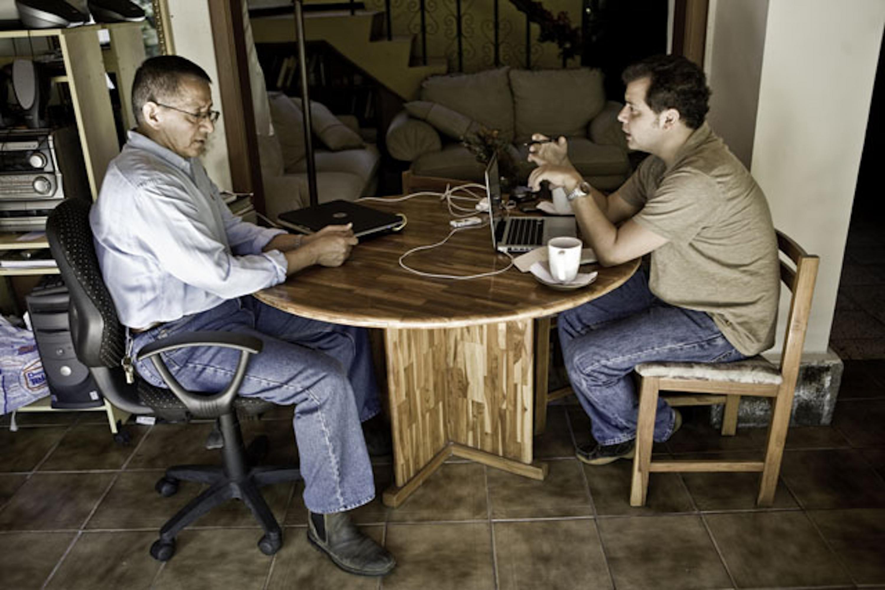 Camilo Hernández Barahona (left) in an interview with El Faro. Photo Edu Ponces