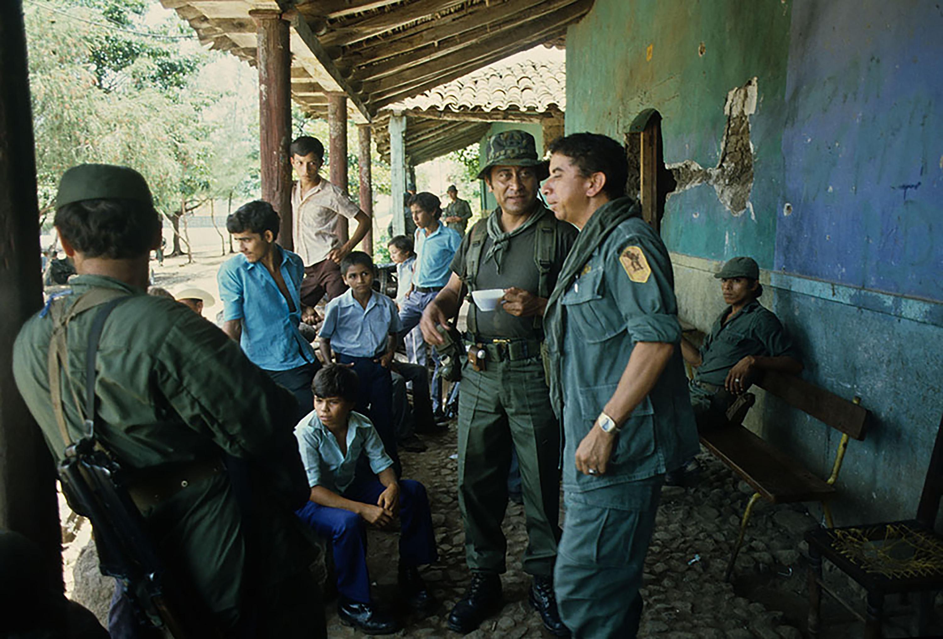 El comandante del Batallón de Infantería de Reacción Inmediata Atlacatl (BIRIA), Domingo Monterrosa, en 1992 junto al coronel Sigifredo Ochoa Pérez en Santa Marta, San Vicente, durante el operativo de la FAES denominó “Teniente Coronel Mario Azenón Palma”. En esos días el Ejército  cometió varias masacres en poblados de la zona. Una de las más conocidas fue la de El Calabozo, que inició el 22 de agosto de 1982 y en la que soldados comandados por estos hombres asesinaron a unas 300 personas. Foto de archivo El Faro: Giovanni Palazzo.