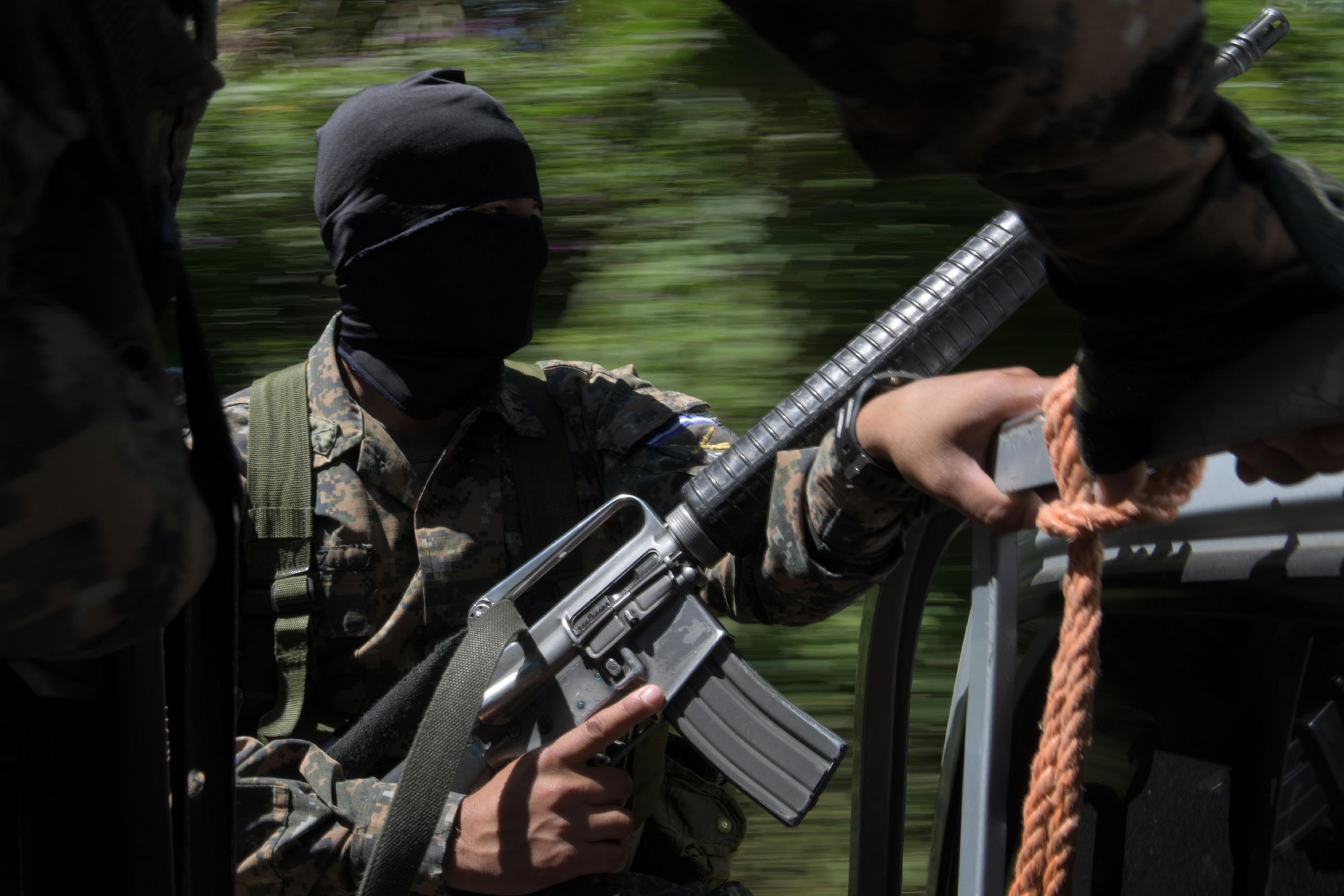 Salvadoran soldiers patrol the area between the municipalities of San Martin and San José Guayabal. Photo by Marvin Recinos/AFP.