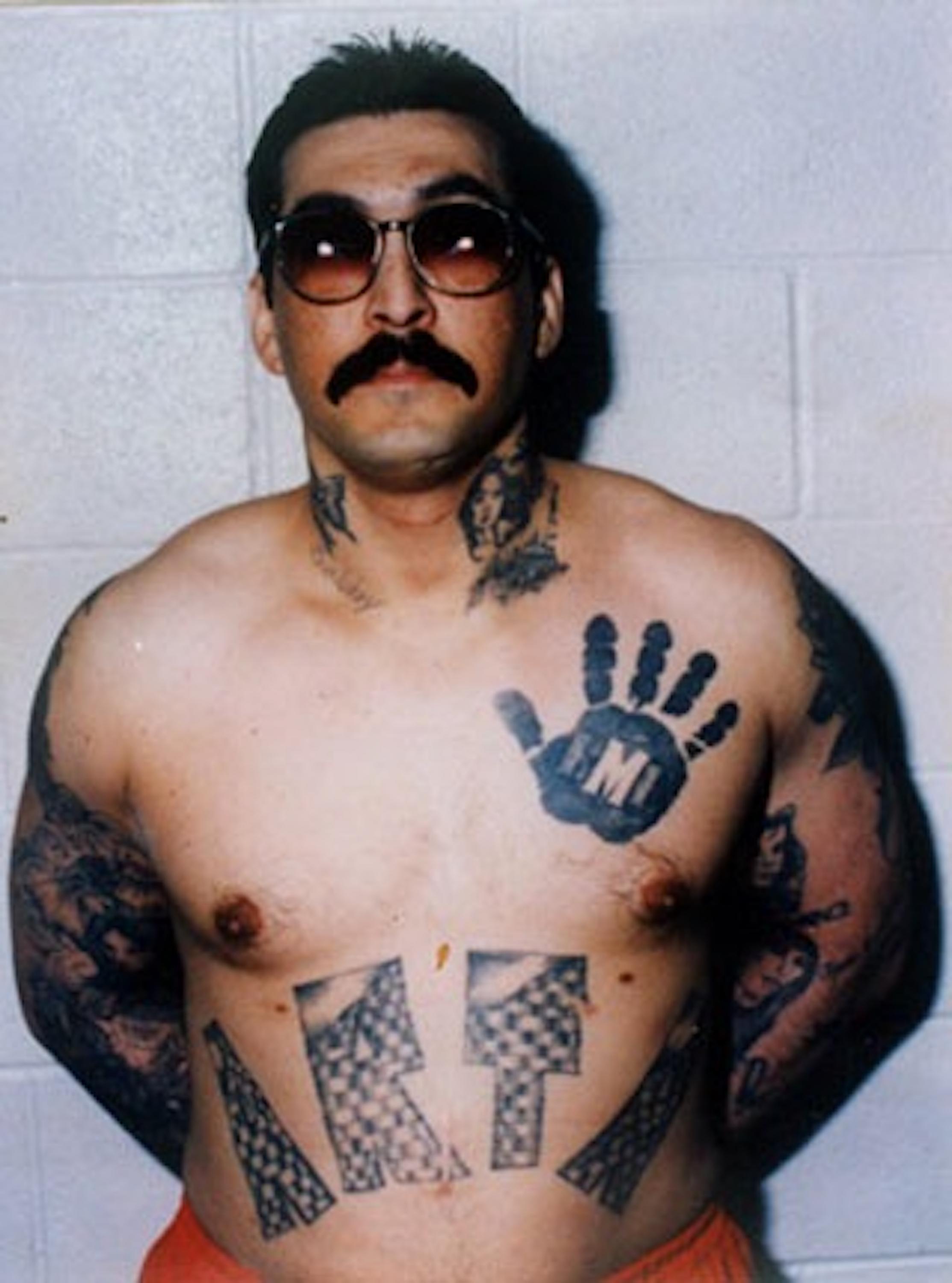 René “Boxer” Hénriquez, originally a member of the Artesia-13 gang, was chosen as a “carnal” of the Mexican Mafia in the 1980s. On his chest is a tattooed handprint reserved for those who achieve this status. Photo El Faro archive