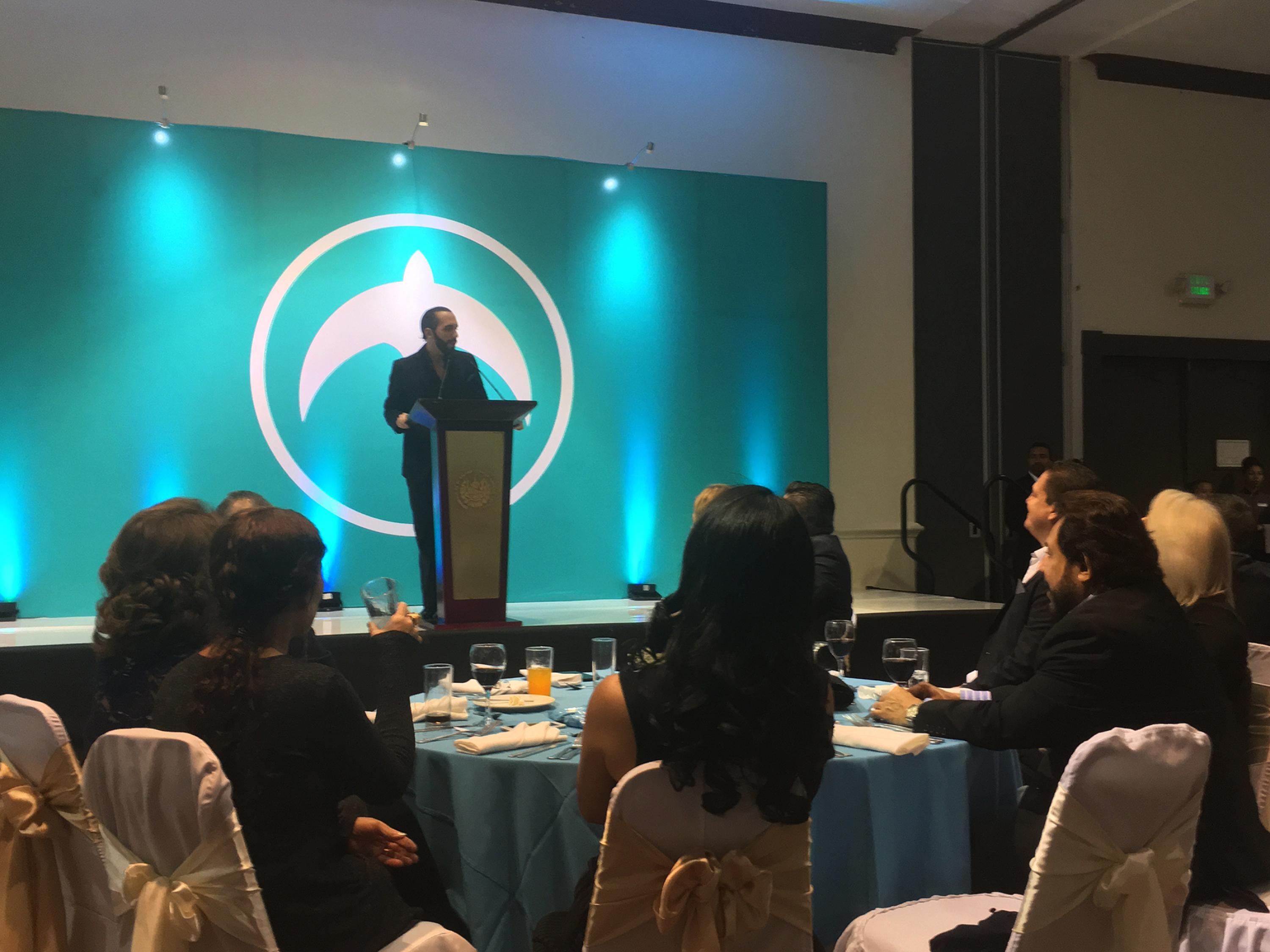 Nayib Bukele dando un discuro en una cena de recaudación de fondos para su campaña presidencial el jueves 27 de septiembre de 2018 en el hotel Holiday Inn de Santa Elena.