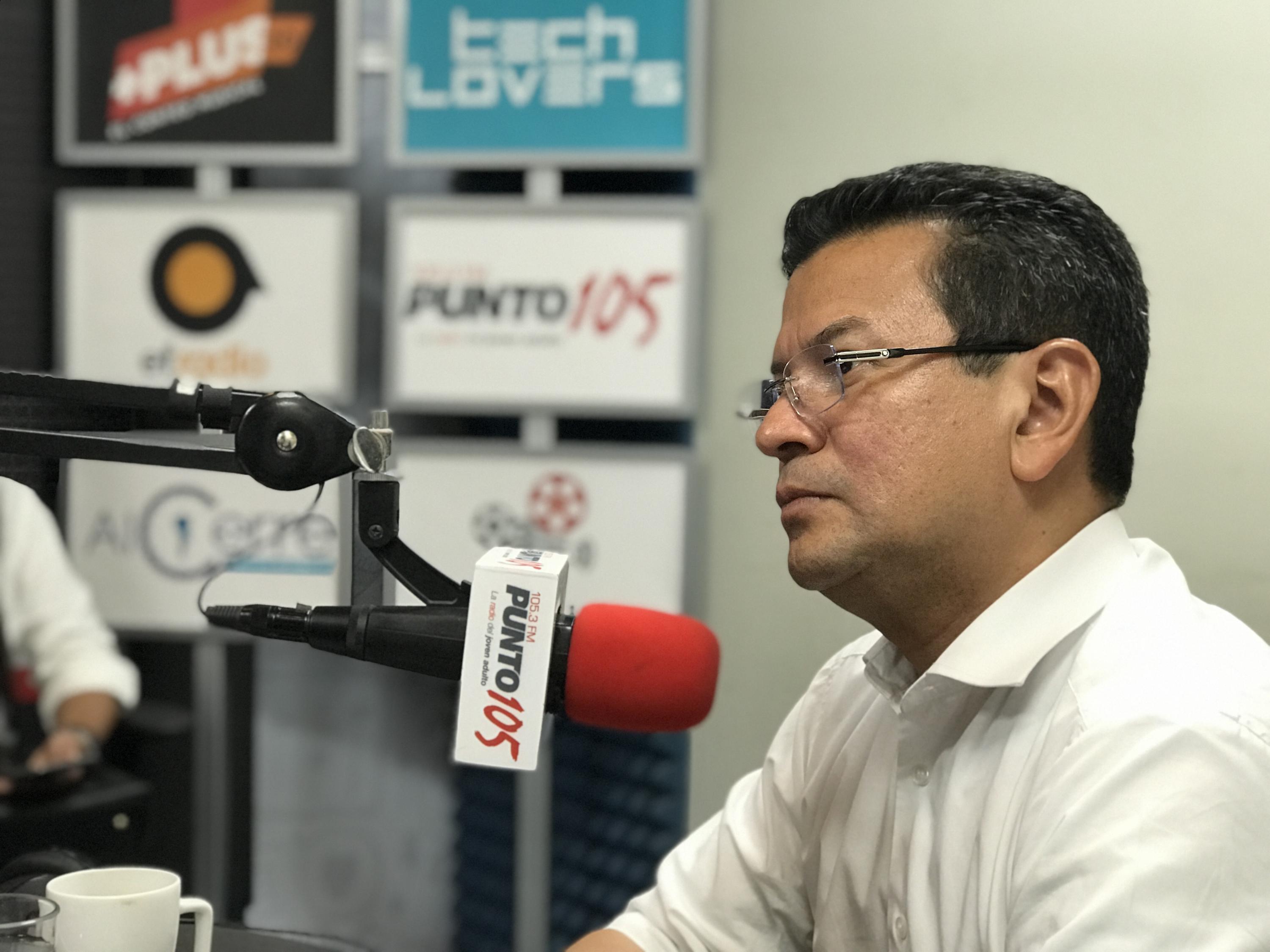 Hugo Martínez, candidato presidencial del FMLN, durante la entrevista en El Faro Radio, el 29 de noviembre de 2018. Martínez dijo que no hay posibilidad de diálogo con pandillas en su plataforma de gobierno. Foto: Omnionn/ El Faro