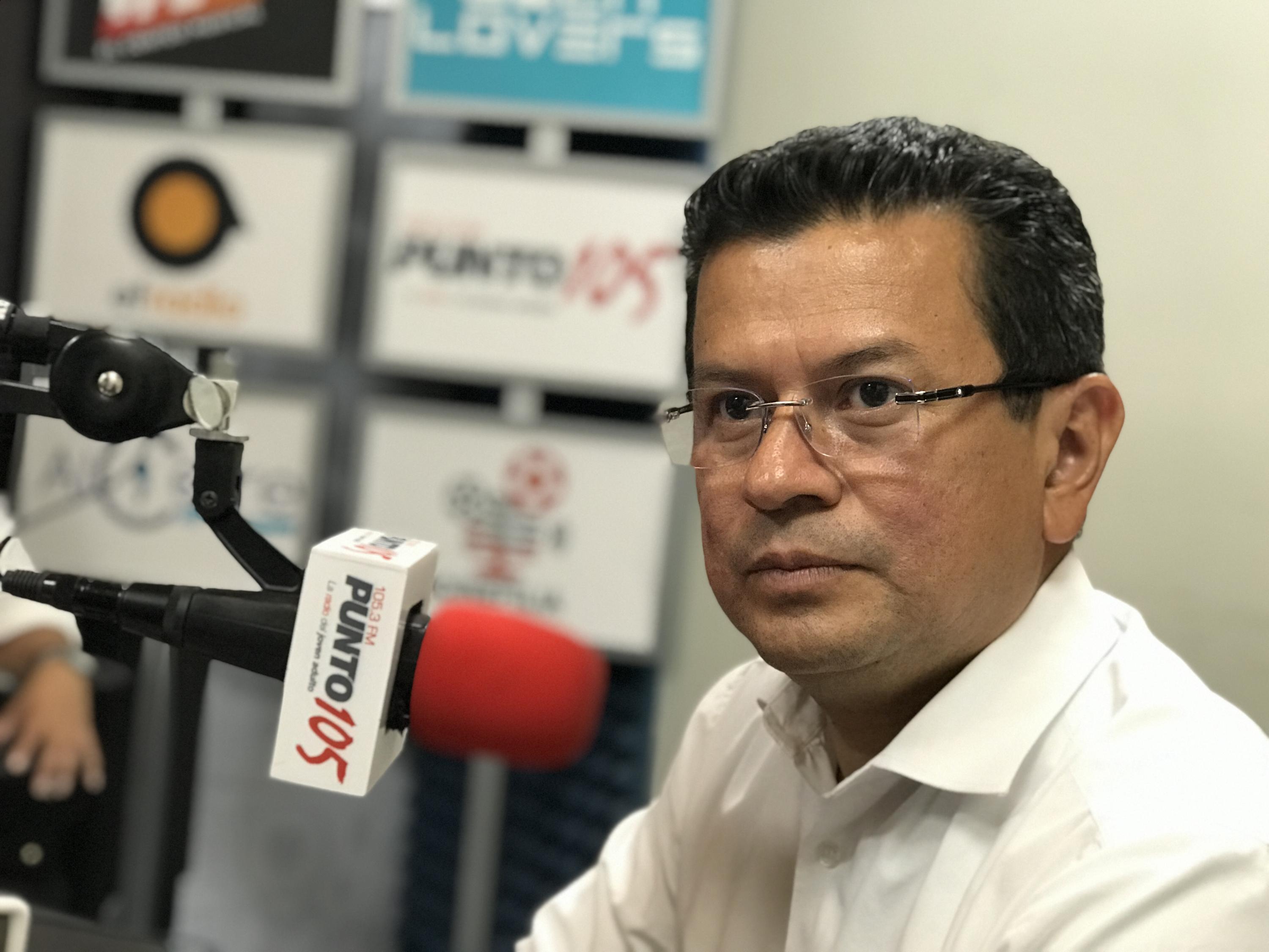 Hugo Martínez, excanciller de la República y candidato presidencial del FMLN, durante la entrevista en El Faro Radio, el 29 de noviembre de 2018. Foto: Omnionn/ El Faro