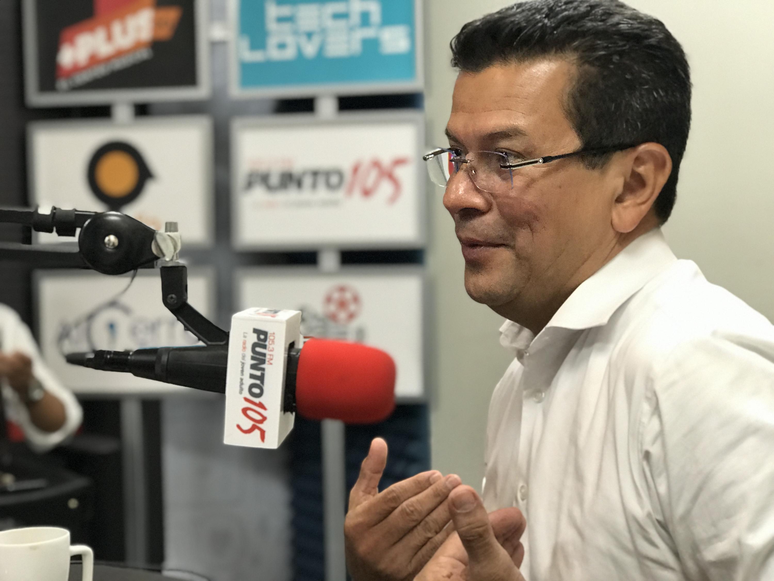 Hugo Martínez, candidato presidencial del FMLN, durante la entrevista en El Faro Radio, el 29 de noviembre de 2018. Martínez intenta distanciarse de un partido impopular pero sigue sin crecer en las encuestas a dos meses de la elección. Foto: Omnionn/ El Faro