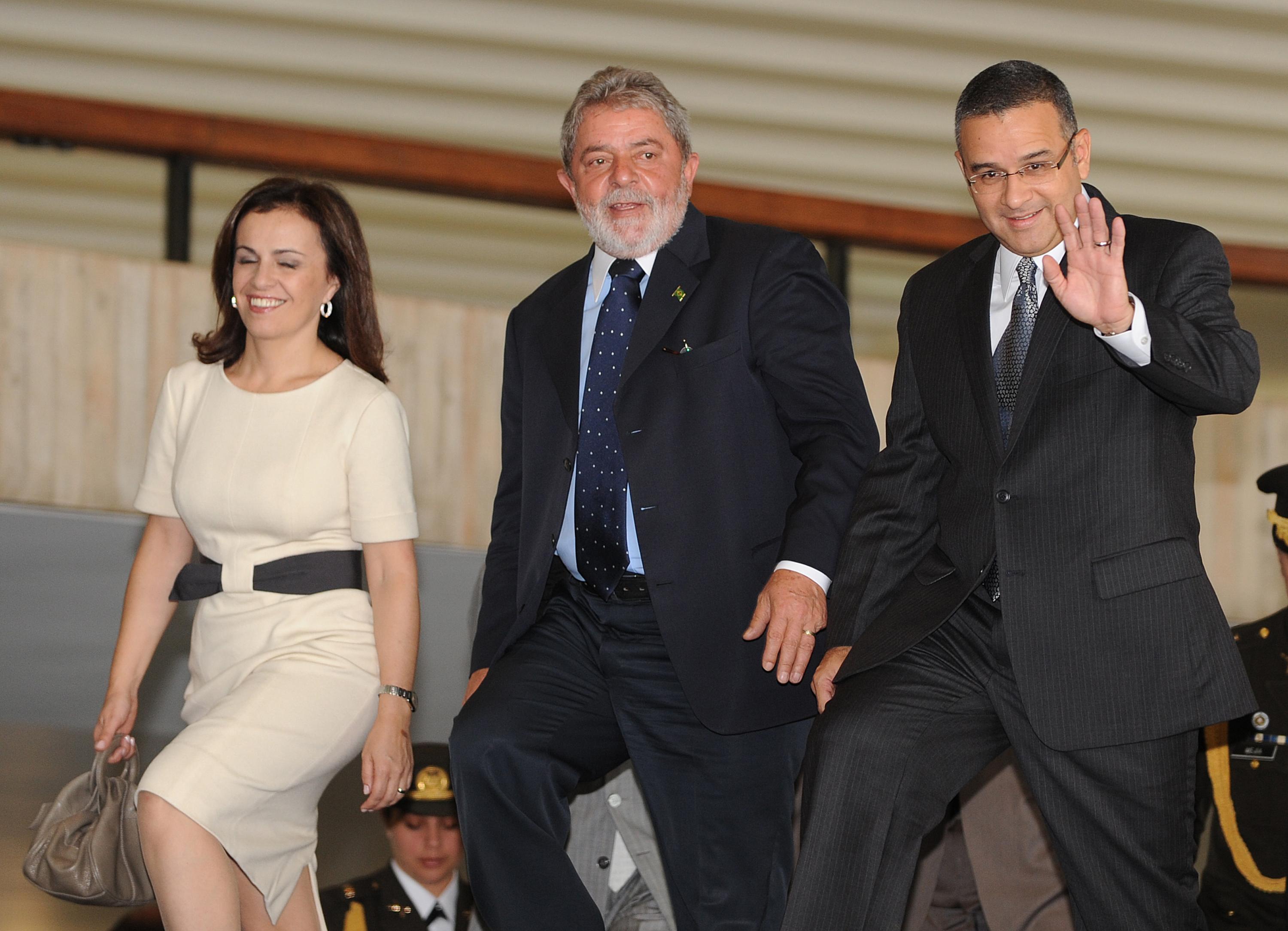 El expresidente de Brasil, Luiz Inácio Lula da Silva, se entregó a la policía el sábado. El político cayó por la Operación Lava Jato, que también ha salpivado al expresidente salvadoreño Mauricio Funes, actualmente asilado en Nicaragua.