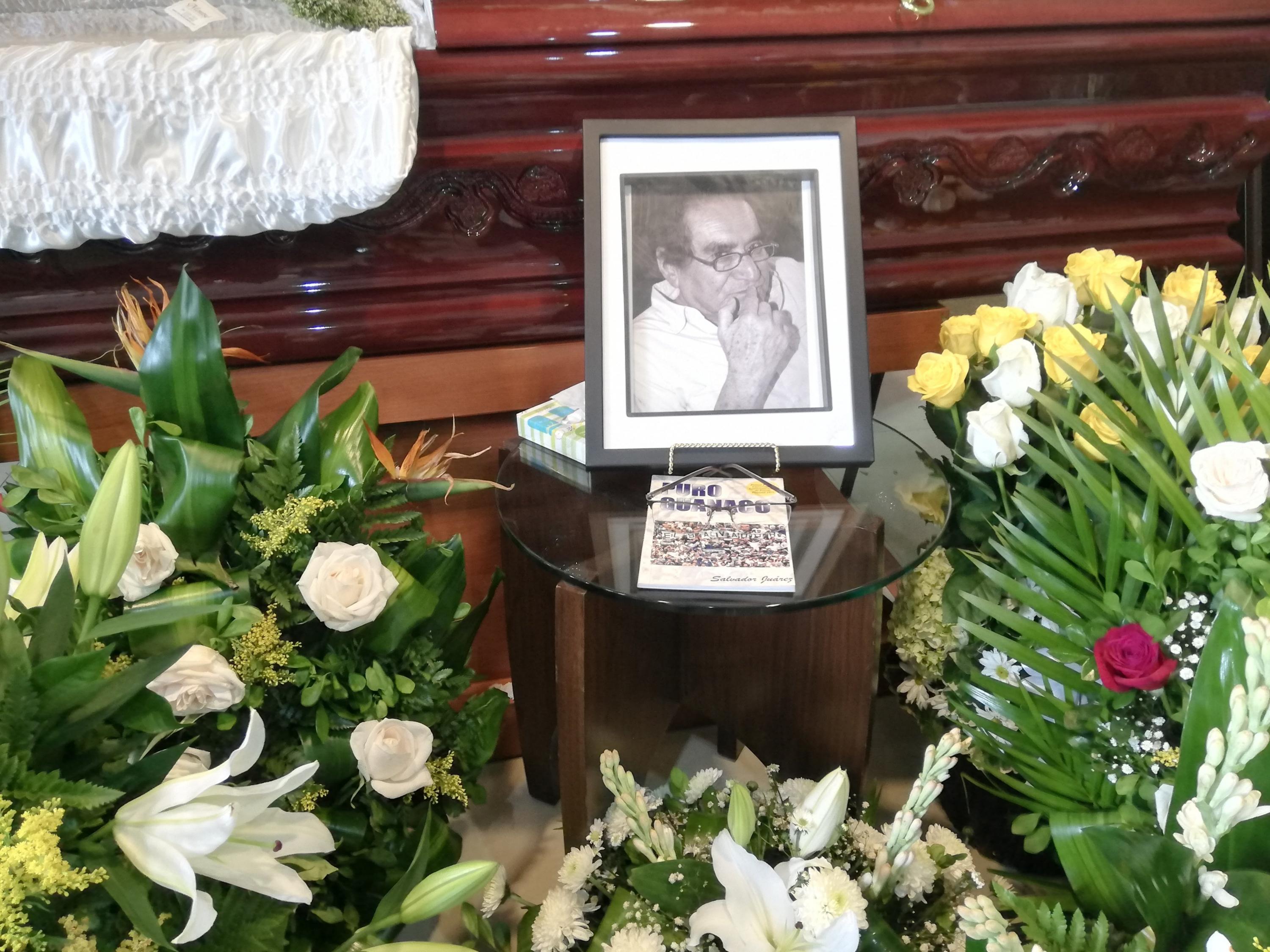 Un perfil del poeta Salvador Juárez fue colocado por la familia durante los actos fúnebres. Foto de Jaime Quintanilla. 