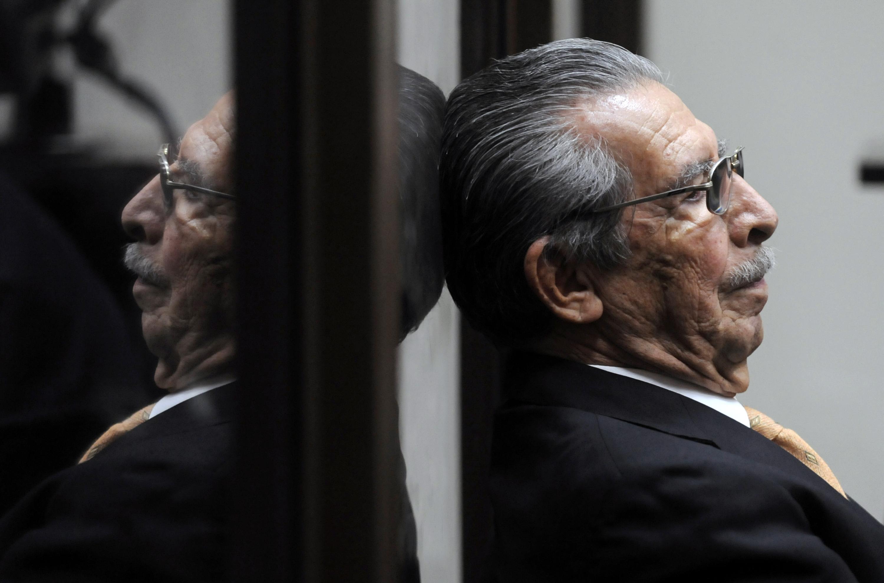 Ríos Montt toma un descanso en una de las audiencias del juicio por genocidio. Imagen tomada el 31 de enero de 2013. AFP PHOTO | Johan Ordóñez