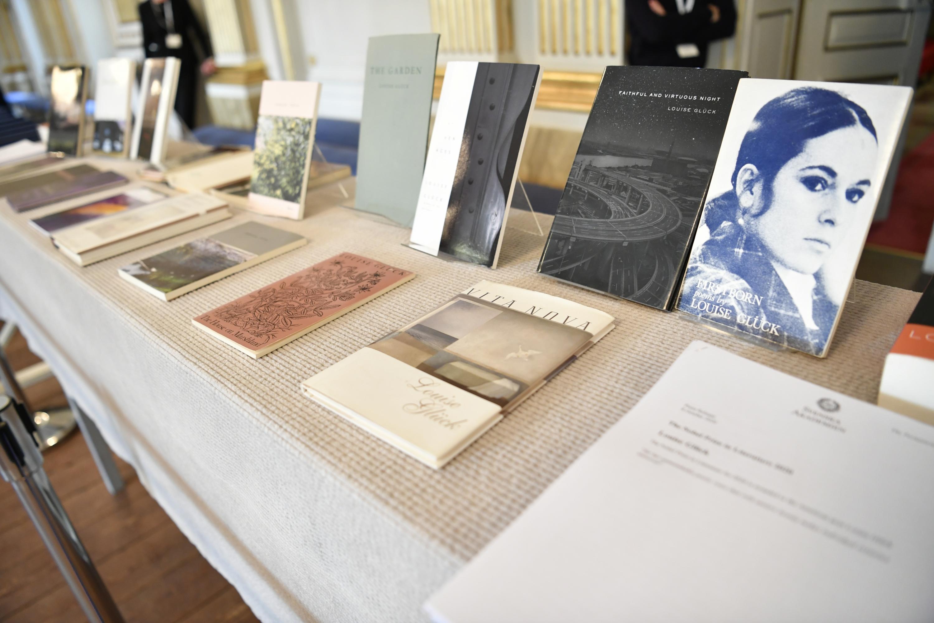 Los libros de Louise Glück fueron exhibidos durante el anuncio del Premio Nobel en la Academia Sueca en Estocolmo. Foto de Henrik Montgomery / TT News Agency / AFP