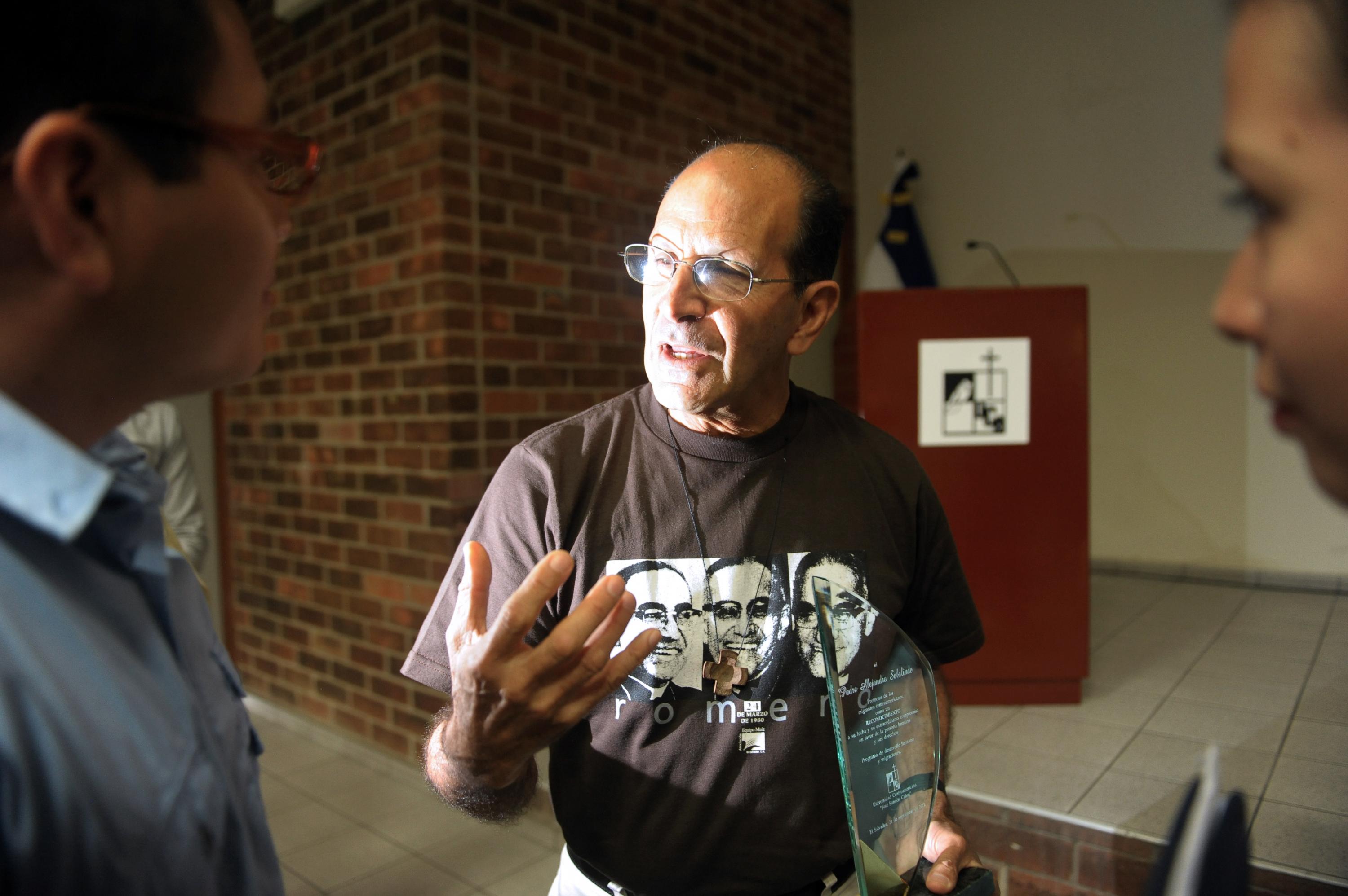 The Mexican priest Alejandro Solalinde speaks with students after a conference at the Central American University in San Salvador, September 21, 2011. Well-known for his advocacy on behalf of immigrants, Father Solalinde was invited to El Salvador to participate in conversations on immigration issues. Foto AFP: José Cabezas.  