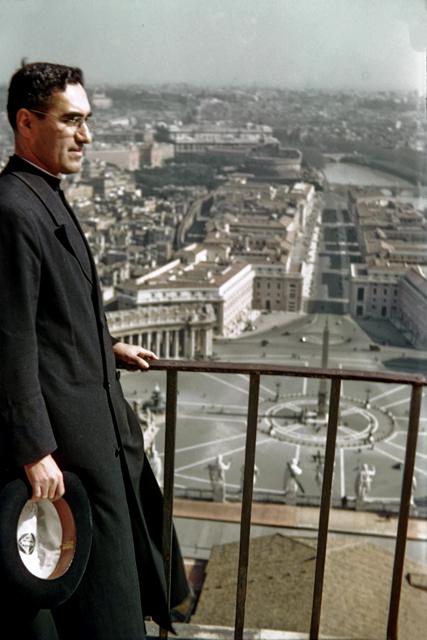 Óscar Arnulfo Romero contempla El Vaticano y Roma desde la Basílica de San Pedro. / Foto de la colección 