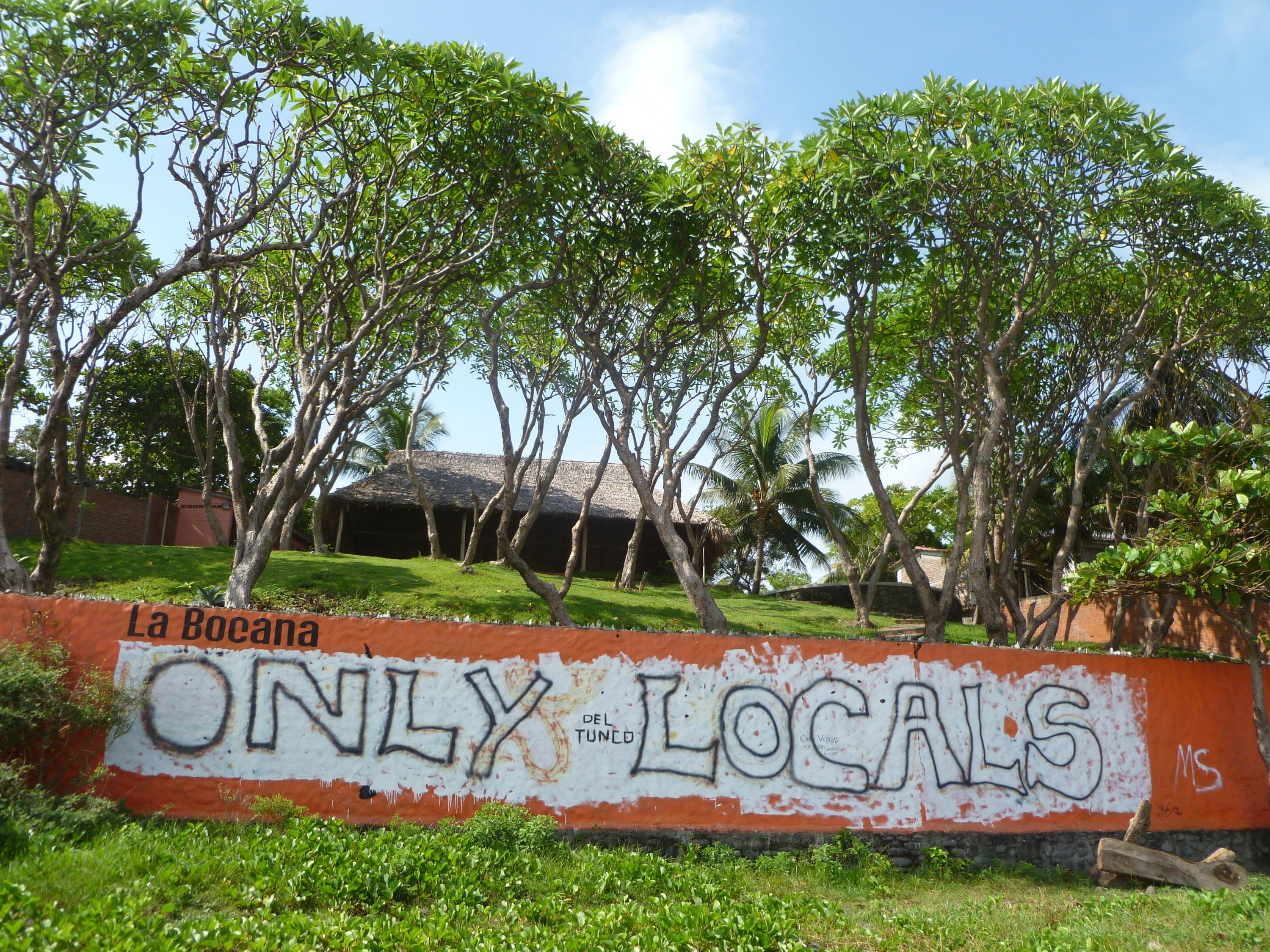En 2010 el localismo de los surfistas ya se revelaba en enormes grafitis como este. Aunque el lema 
