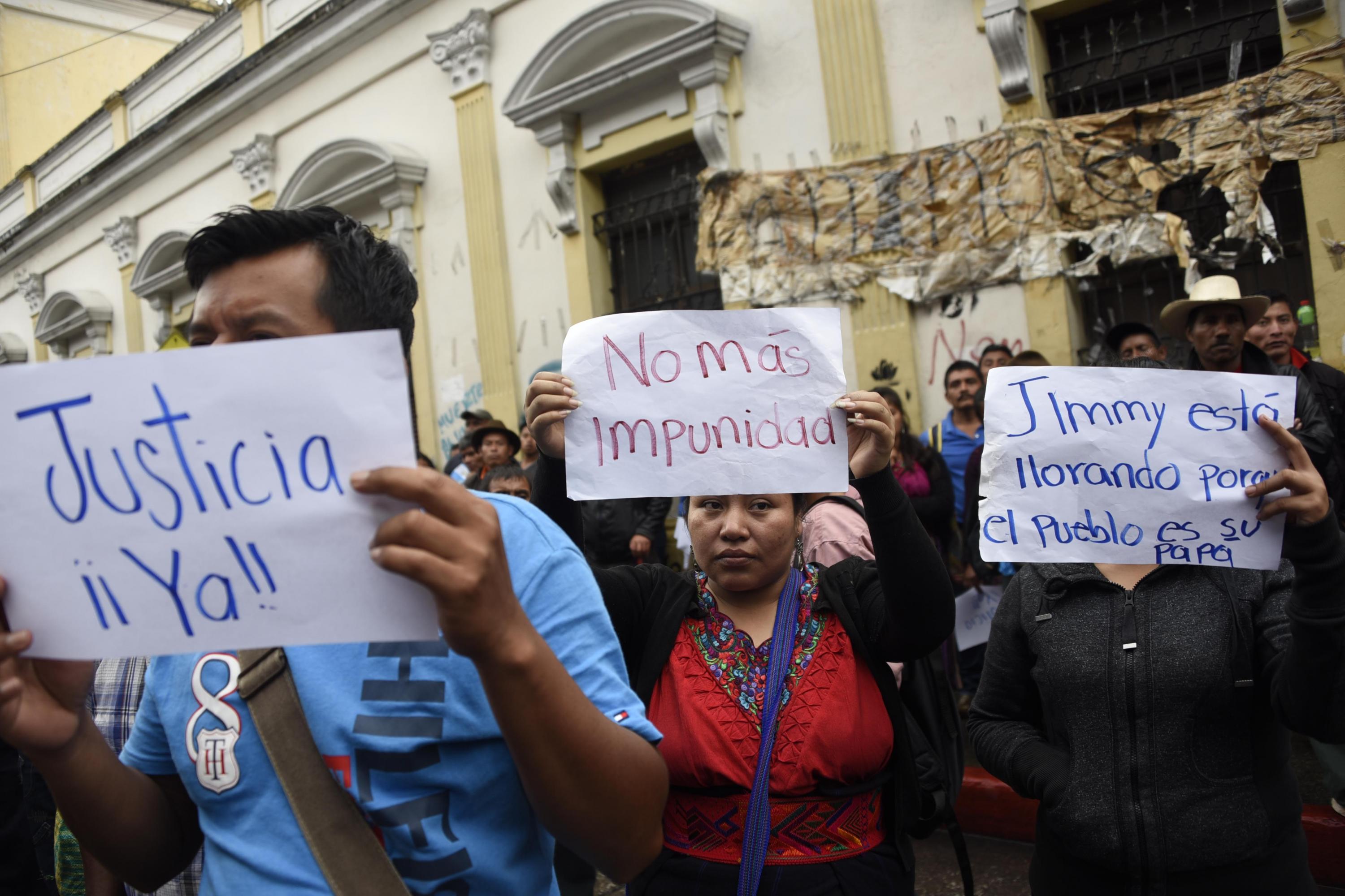 Indígenas demandan la renuncia del presidente Jimmy Morales frente al Congreso de Guatemala. AFP PHOTO / Johan ORDONEZ