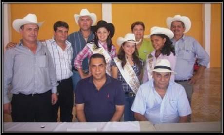El alcalde de Metapán Juan Umaña, de pie en el extremo izquierdo, Roberto Herrera, al centro de pie y José Adán Salazar, sentado el primero a la derecha, en una fotografía de la alcaldía municipal de Metapán.