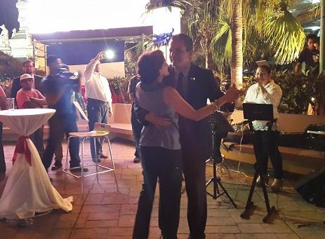 Edwin Zamora, candidato a la alcaldía de San Salvador por Arena, baila con su esposa el 15 de enero en la plaza Morazán del centro capitalino, durante la presentación de su plataforma para 