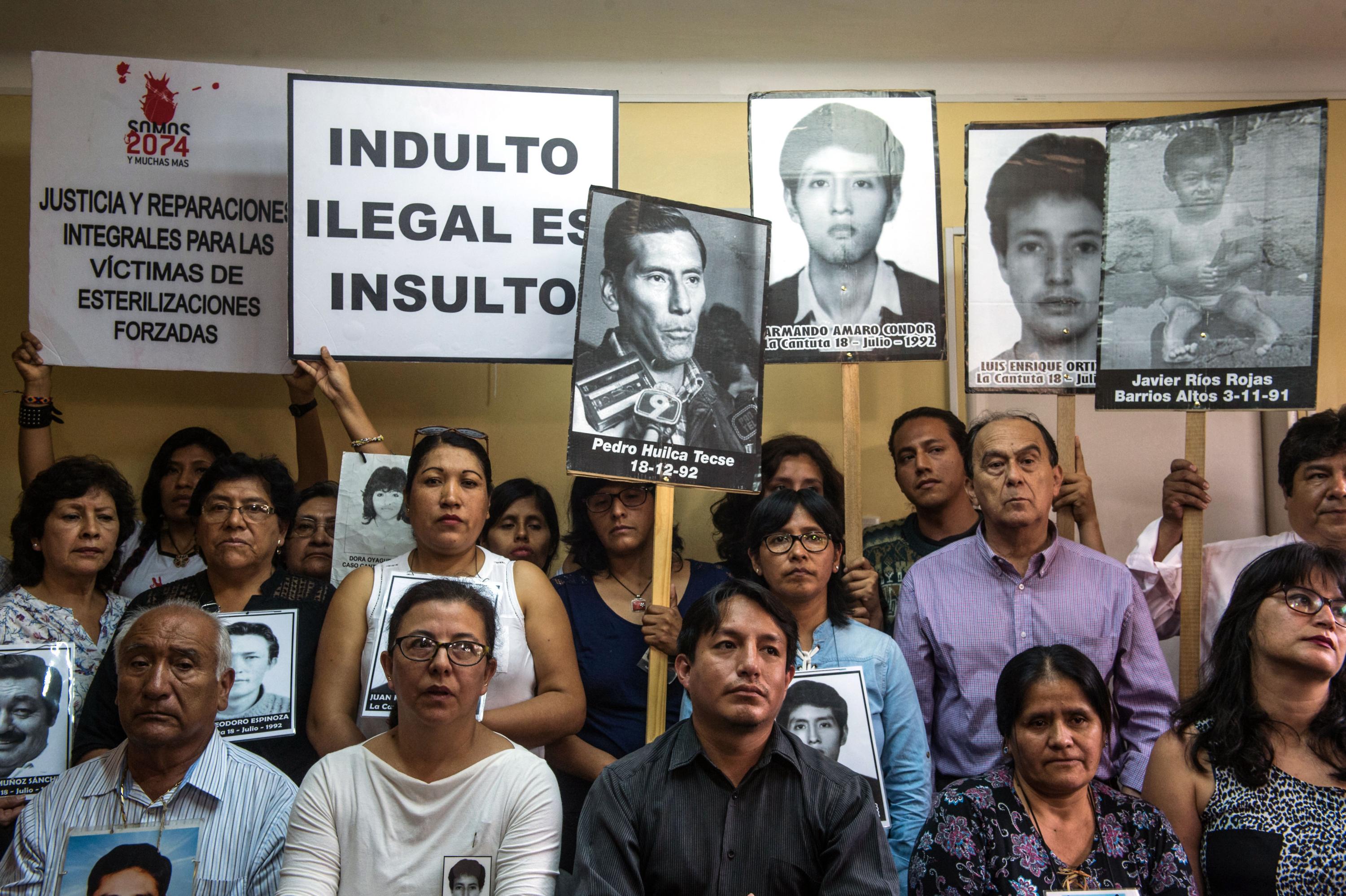 Familiares de las víctimas del régimen de Alberto Fujimori protestaron en contra del indulto, el 27 de diciembre en Lima, Perú. AFP photo / Ernesto Benavides.