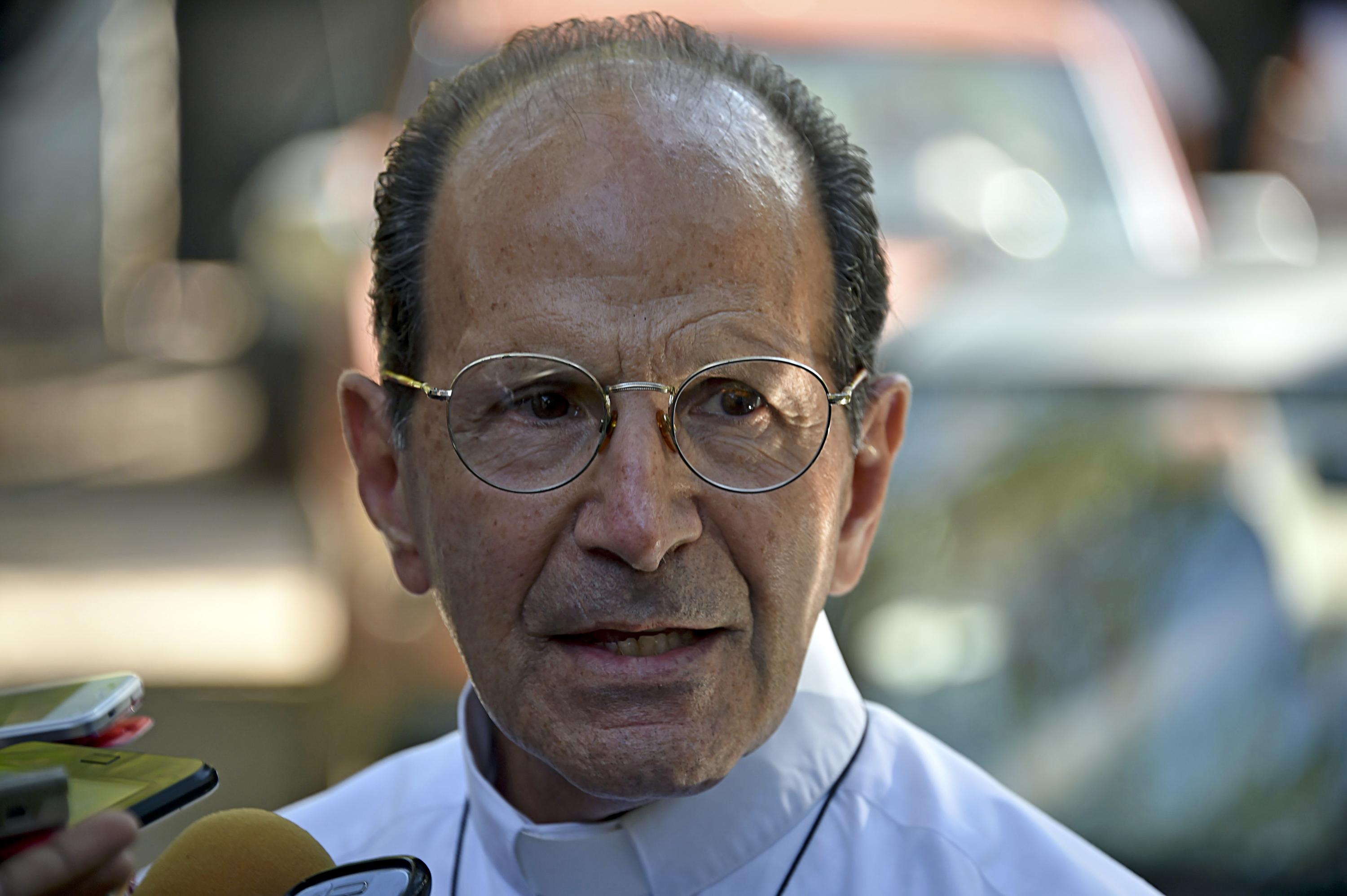 The Catholic priest Alejandro Solalinde speaks with the press after meeting with the parents of  43 disappeared students at the Isidro Burgos Rural Teachers’ College in Ayotzinapa, in the state of Guerrero, Mexico, on October 26, 2014. Foto de AFP: Yuri Cortez. 