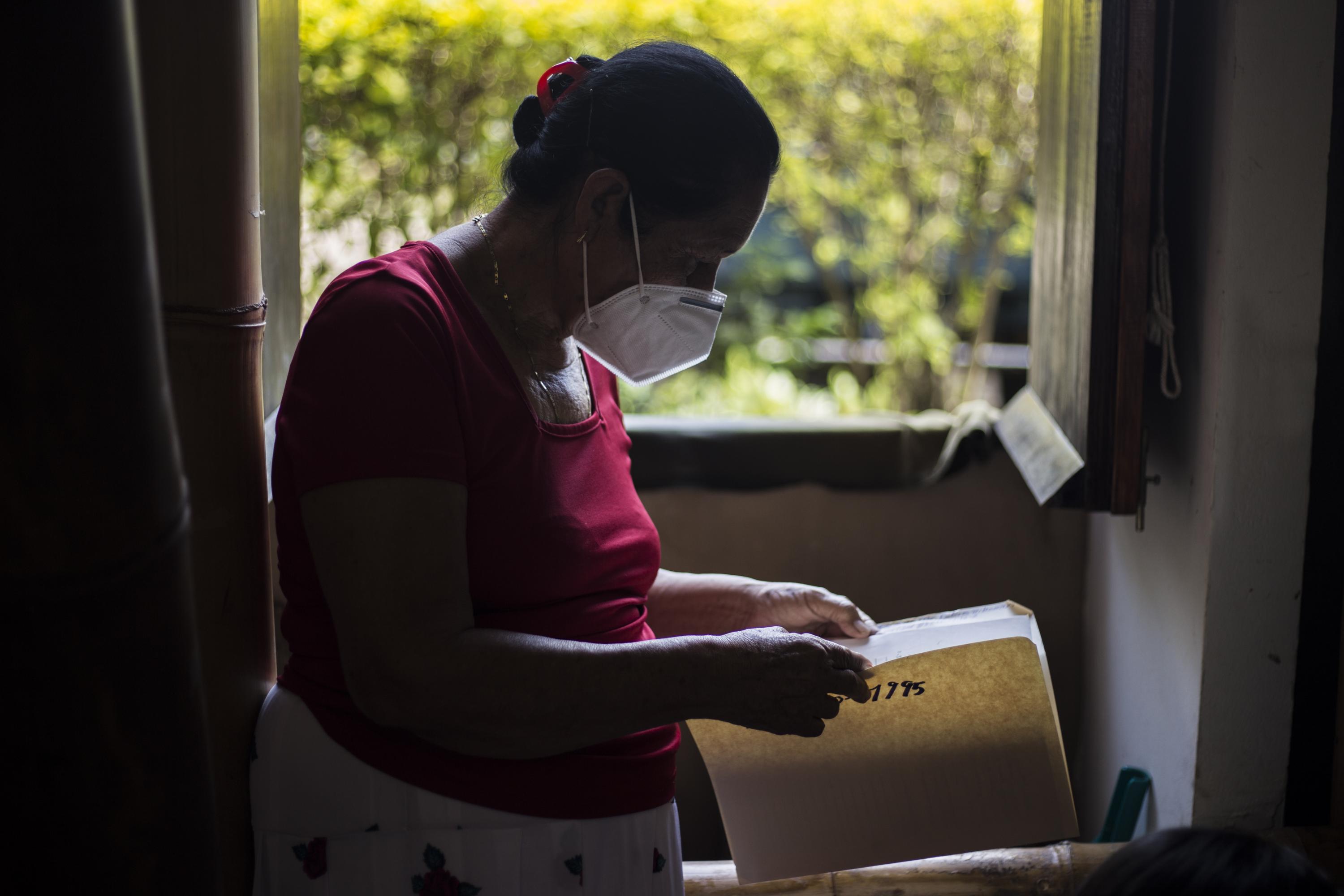 Lucía Beltrán’s work in Suchitoto has been so thorough that, out of the 1200 cases of violence against women opened by her office, only 5 or 6 have not received a ruling. Photo: Víctor Peña/El Faro.
