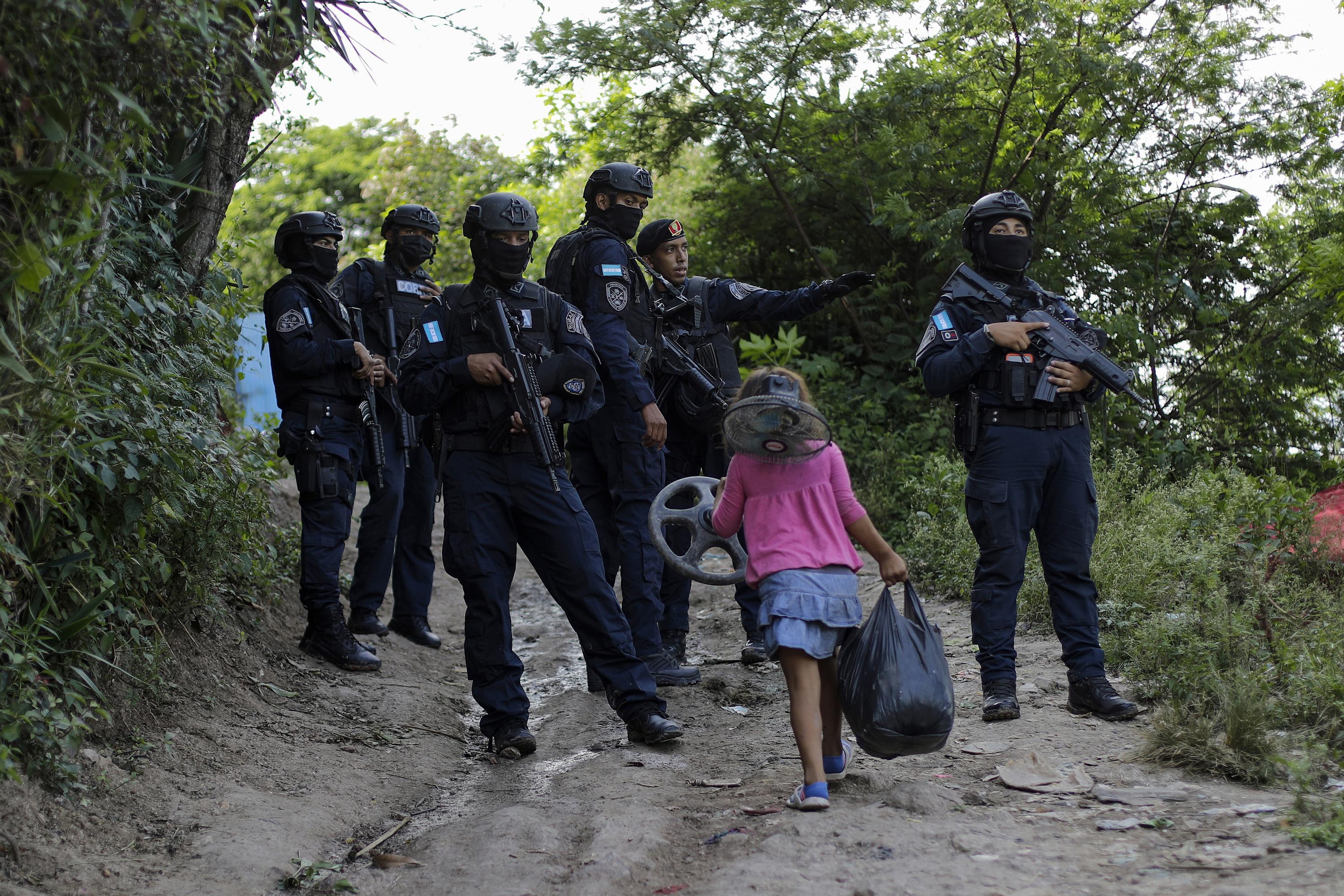Honduran police agents carry out an operation under the state of exception decreed by President Xiomara Castro in 2023. Photo ContraCorriente