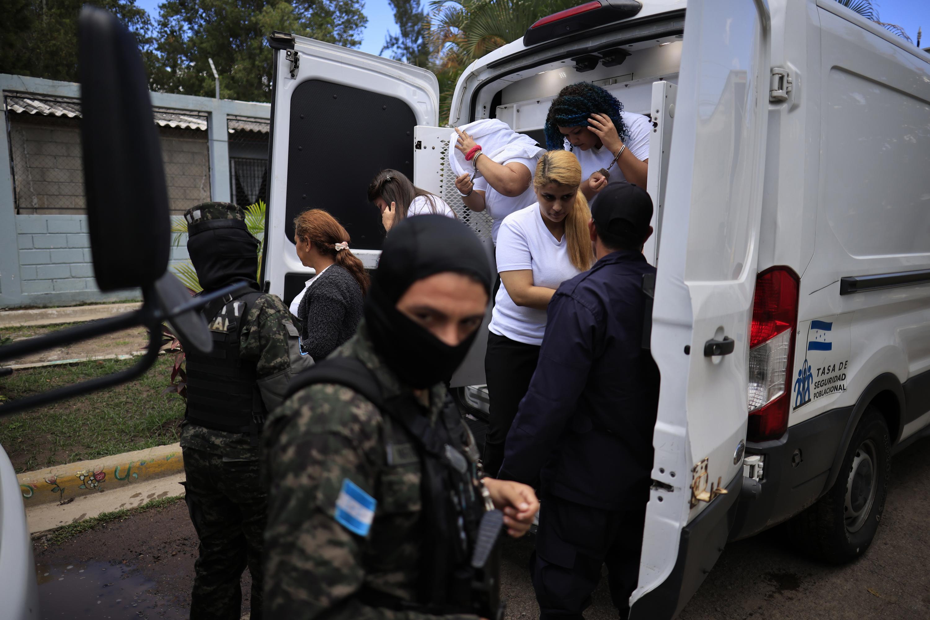 Prison guards transfer inmates from the women’s penitentiary in Támara, Honduras, where 46 prisoners were killed in June 2023. Photo ContraCorriente