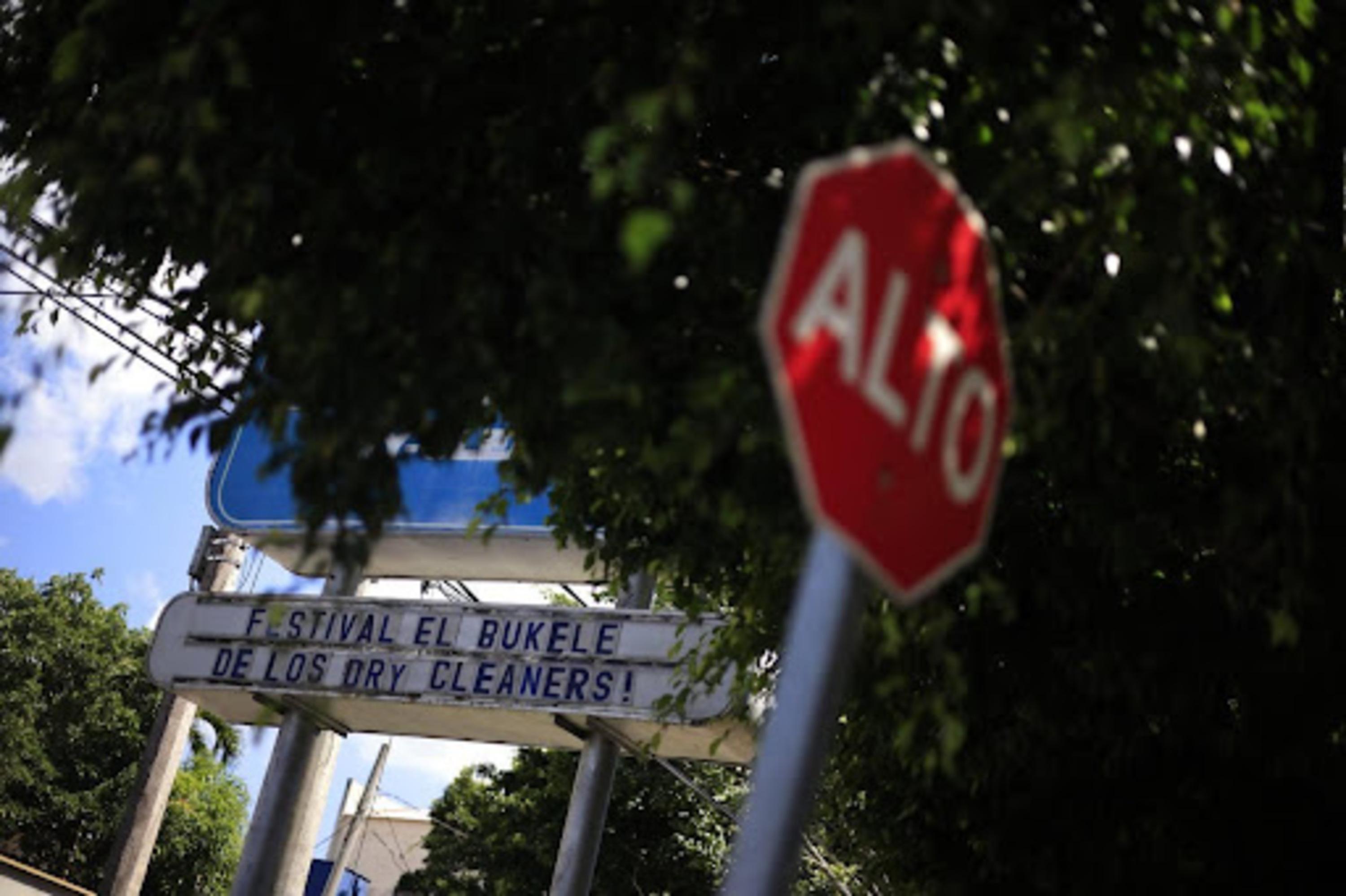 A laundromat in Tegucigalpa advertises its services with an allusion to the president of El Salvador: “The Bukele of Dry Cleaners,” the sign boasts. Photo Jorge Cabrera/ContraCorriente