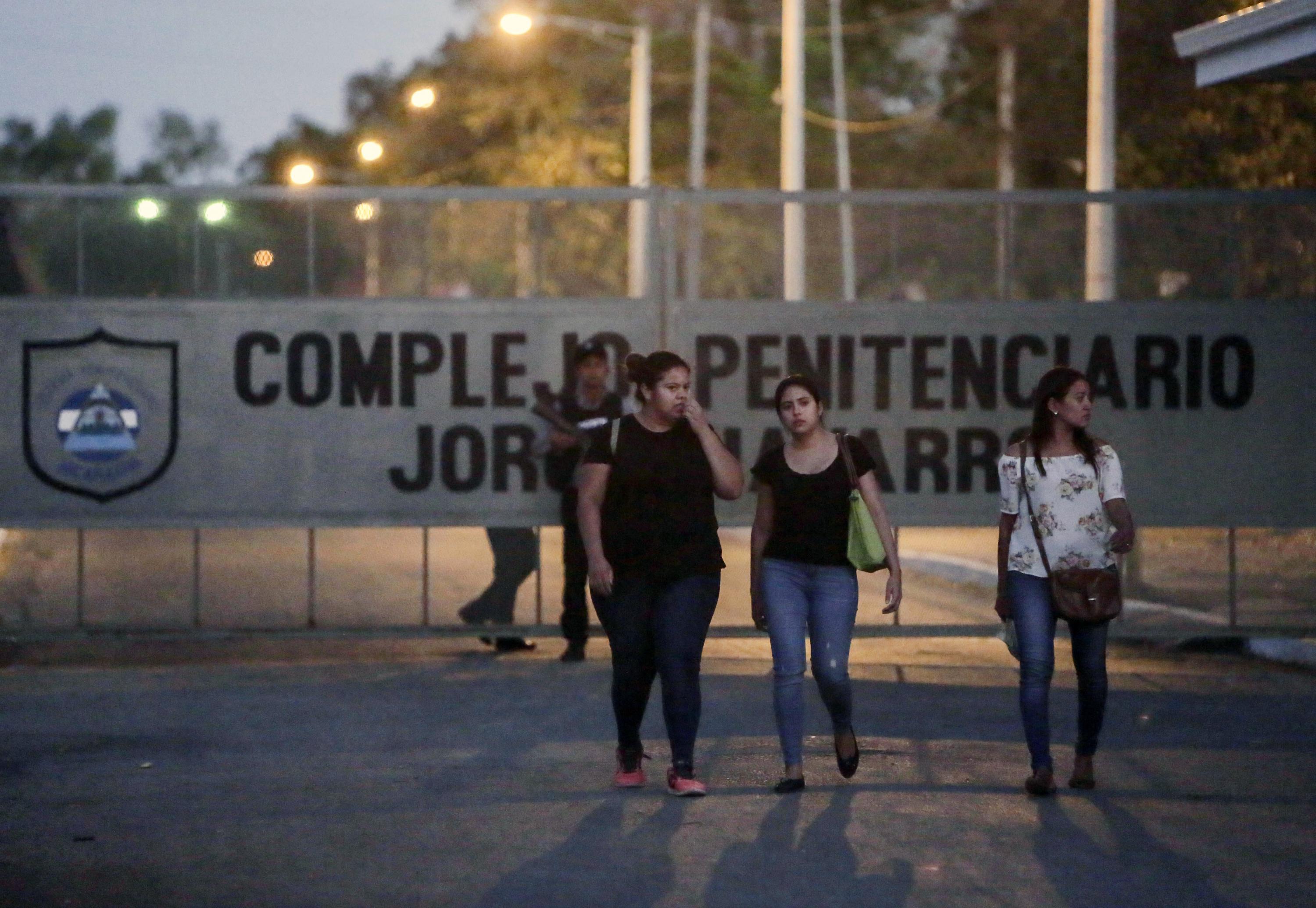 Parientes de Jorge Navarro caminan afuera de la prisión 
