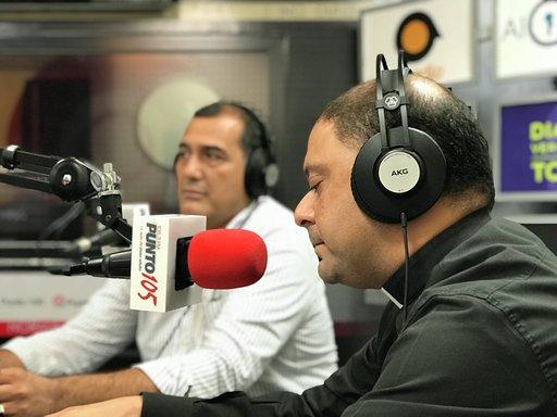 El director de información del Opus Dei El Salvador, Alfredo Vela Cuéllar (izquierda), y sacerdote numerario del Opus Dei El Salvador Fernando Armas (derecha), en el programa de El Faro Radio del jueves 11 de octubre de 2018.