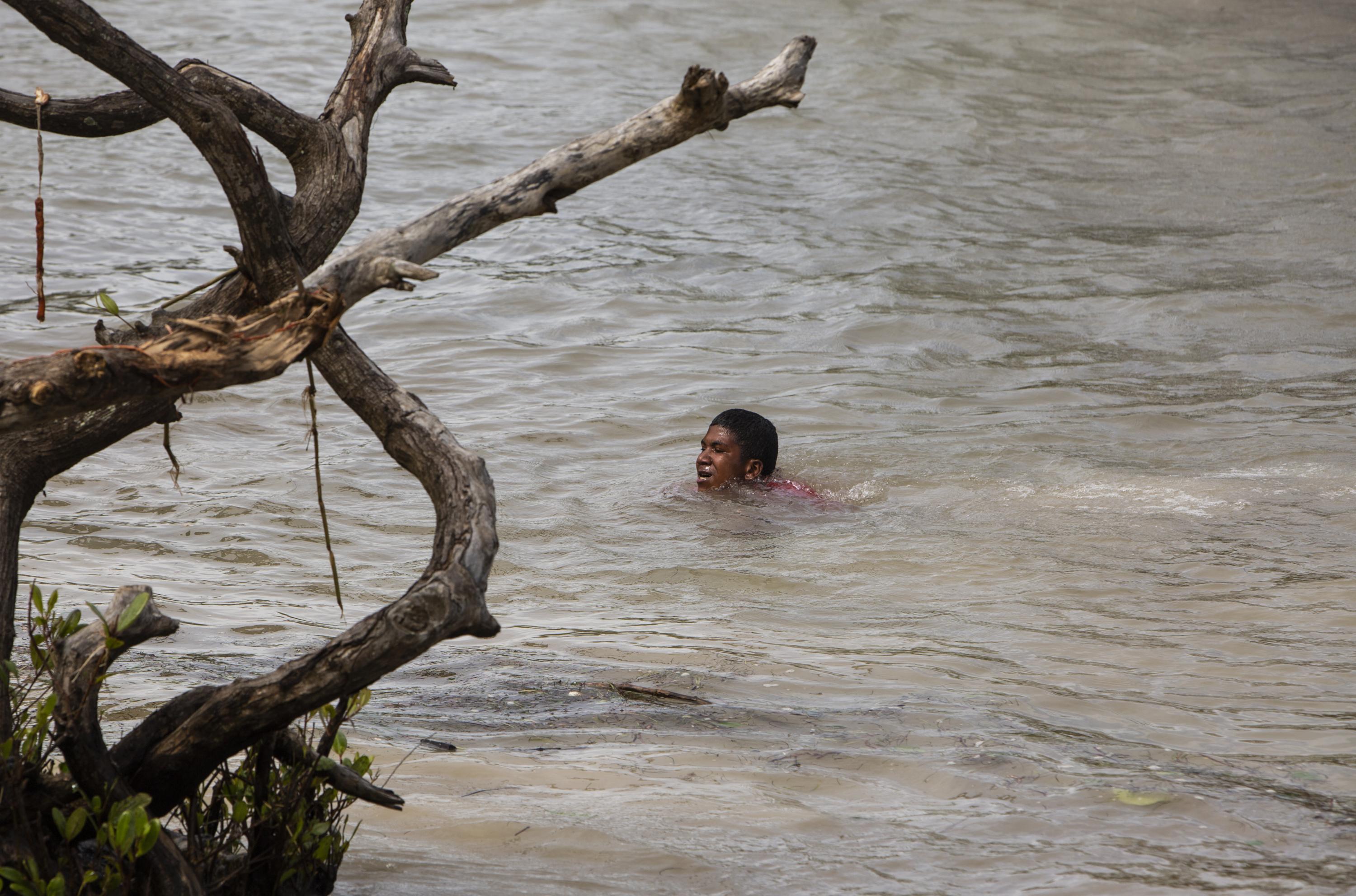 Un hombre cruza un área inundada en 