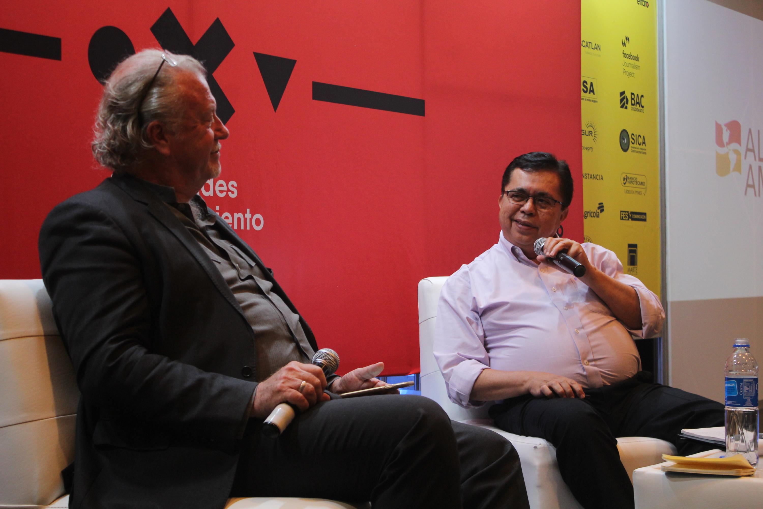 Jon Lee Anderson (izquierda) y Roberto Lorenzana durante la entrevista con la que cerraron el Foro Centroamericano de Periodismo 2019. Foto: José Carlos Reyes/ El Faro.