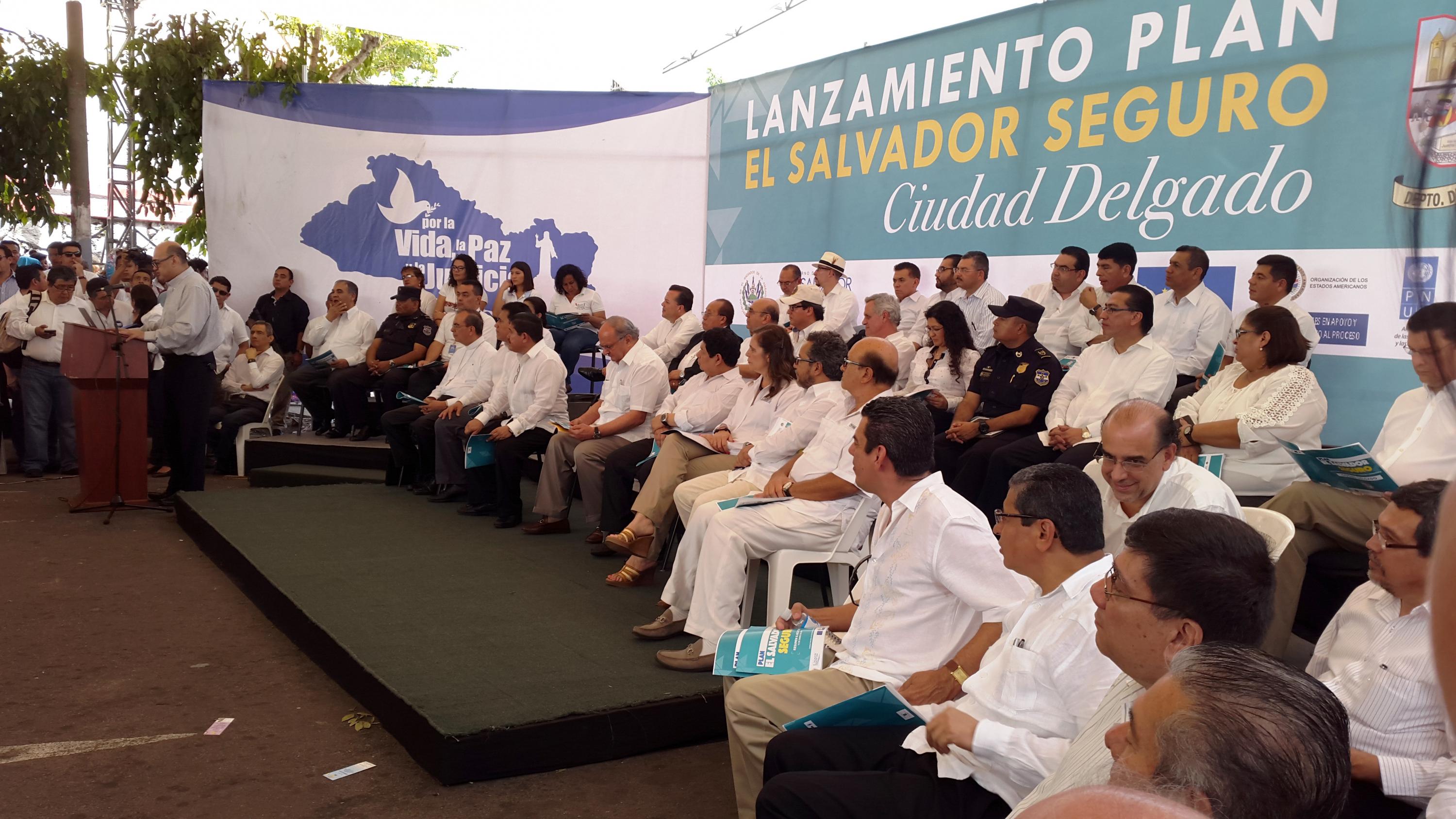 Arnoldo Jiménez, director ejecutivo de la Asociación Nacional de la Empresa Privada, leyó un comunicado del Consejo de Seguridad, durante el lanzamiento del plan El Salvador Seguro, en Ciudad Delgado, el 16 de julio de 2015. (Foto El Faro/ Nelson Rauda).