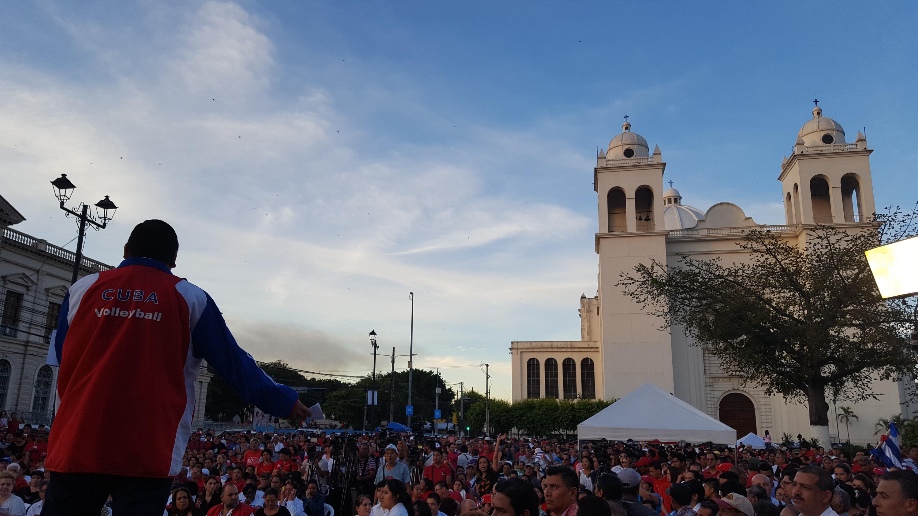 Gustavo Acosta arenga a los fieles del FMLN, en el acto que el partido de izquierda convocó el 27 de noviembre de 2016, dos días después de la muerte de Fidel Castro, en la plaza cívica de San Salvador, frente a catedral metropolitana. Foto El Faro/ Nelson Rauda