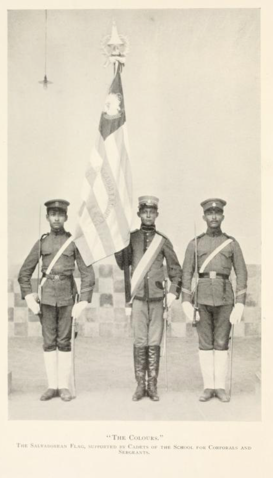 Cadetes con la antigua bandera salvadoreña cuyo diseño básico se adoptó en 1865. Fuente: Percy F. Martin, Salvador of the twentieth century (London: Arnold, 1911), p. iii.