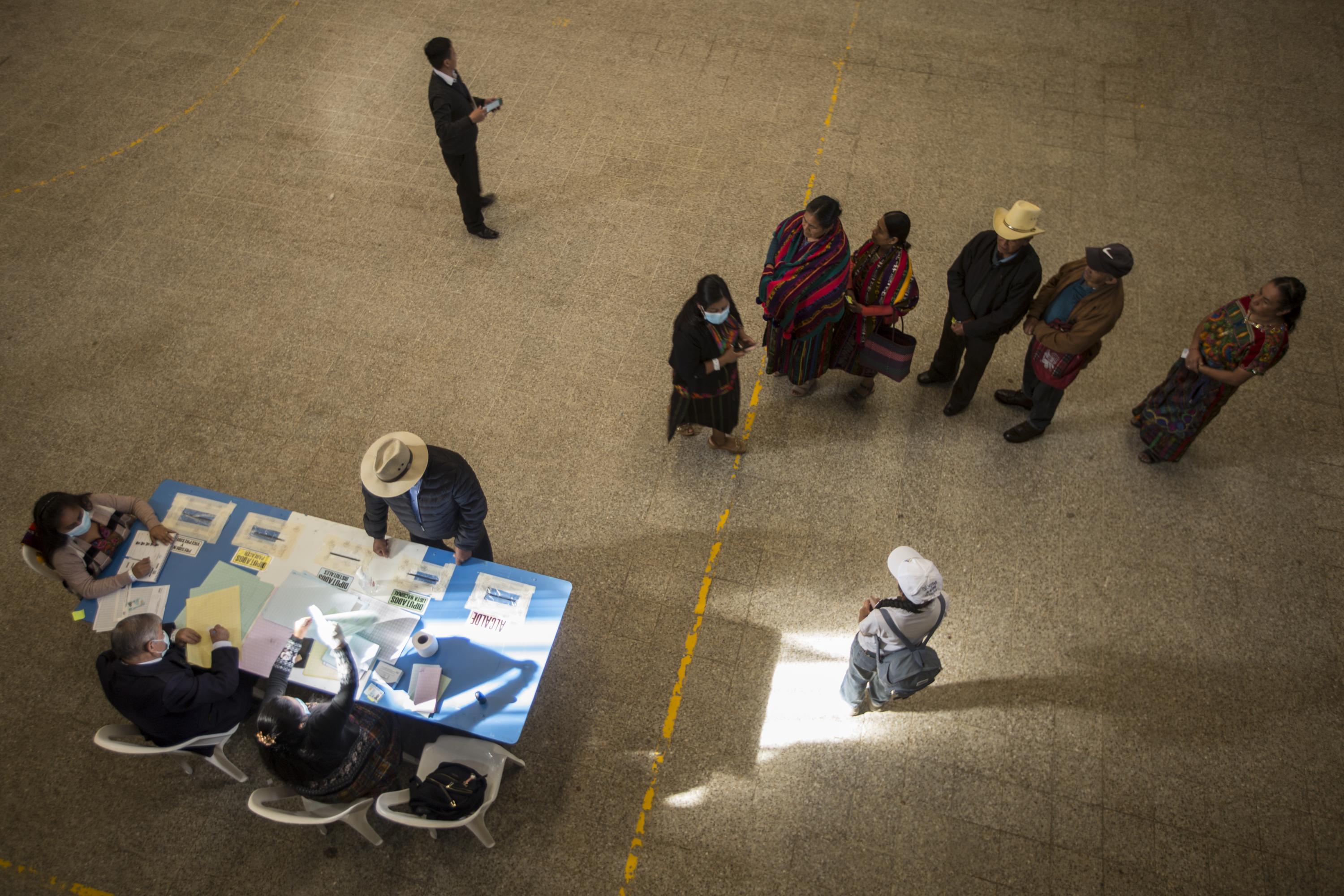 En San Juan Comalapa, Chimaltenago, desde muy temprano sus habitantes se acercaron a las urnas para emitir su voto sin contratiempos ni conflictos. Sin embargo, la abstención a nivel nacional alcanzó el 40 %. Foto de El Faro: Víctor Peña. 