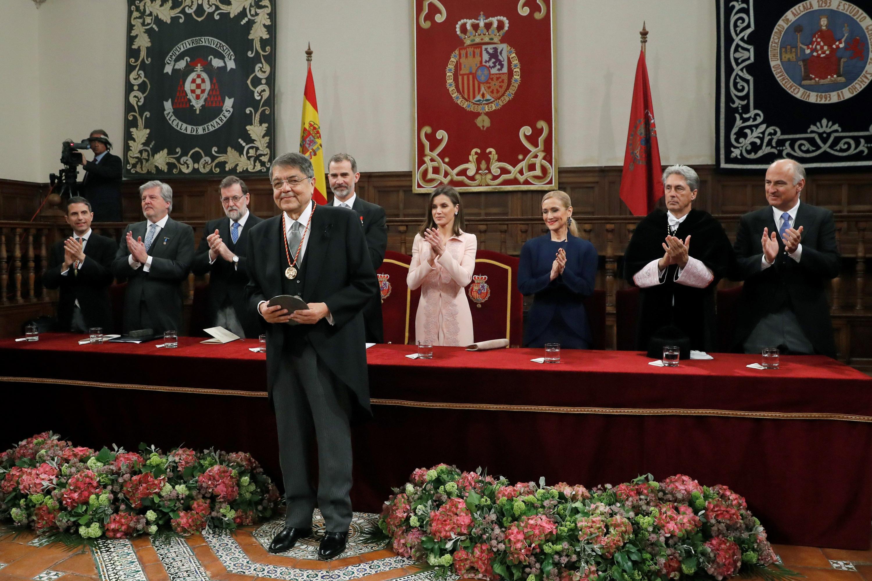 El escritor Sergio Ramírez posa con el premio en la ceremonia presidida por los reyes de España, en la Universidad Alcalá de Henares. AFP PHOTO |Juan Carlos Hidalgo