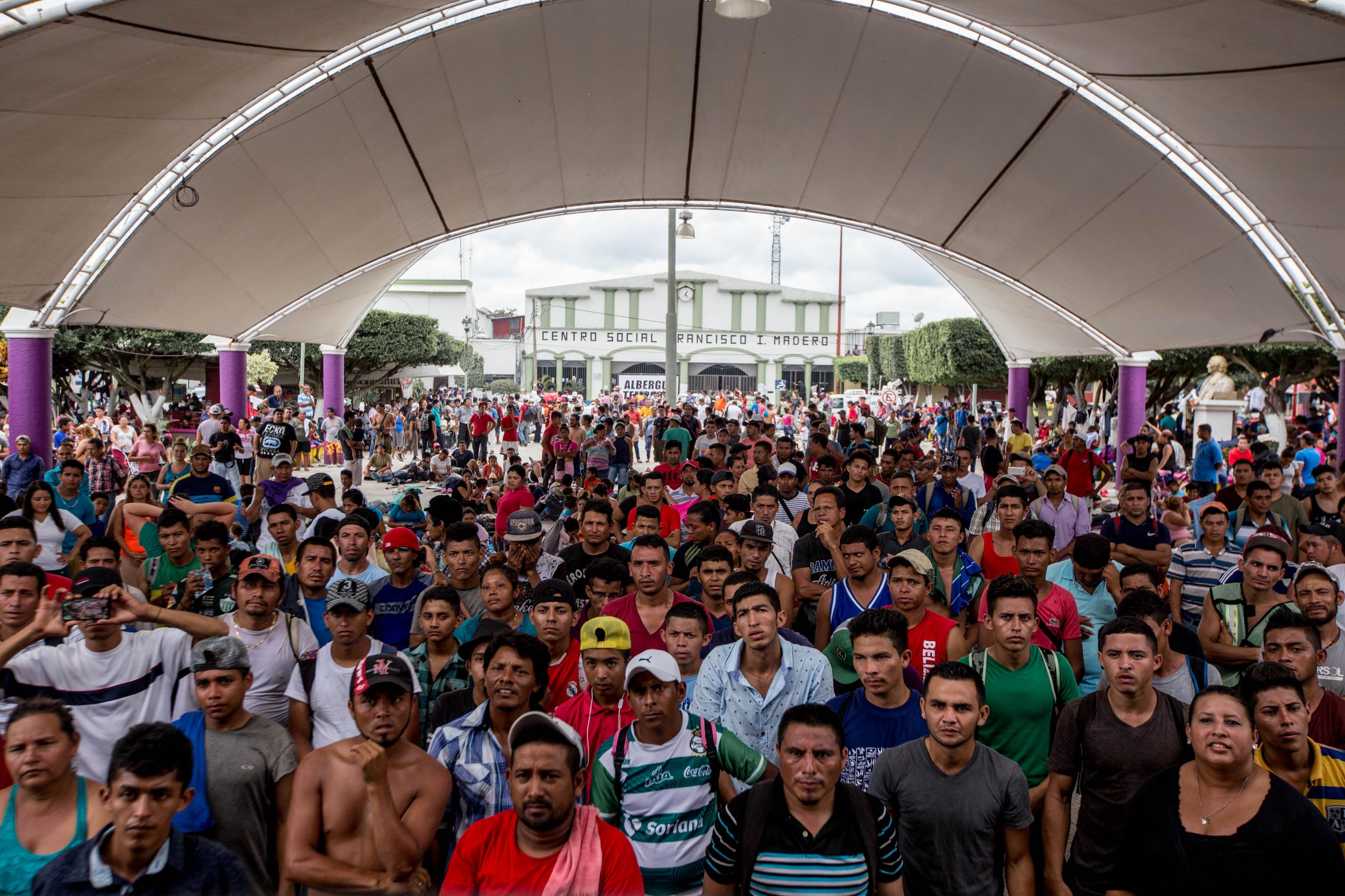 Centroamericanos reunidos en el parque central de Ciudad Hidalgo, México, el 21 de octubre de 2018. Foto: Fred Ramos