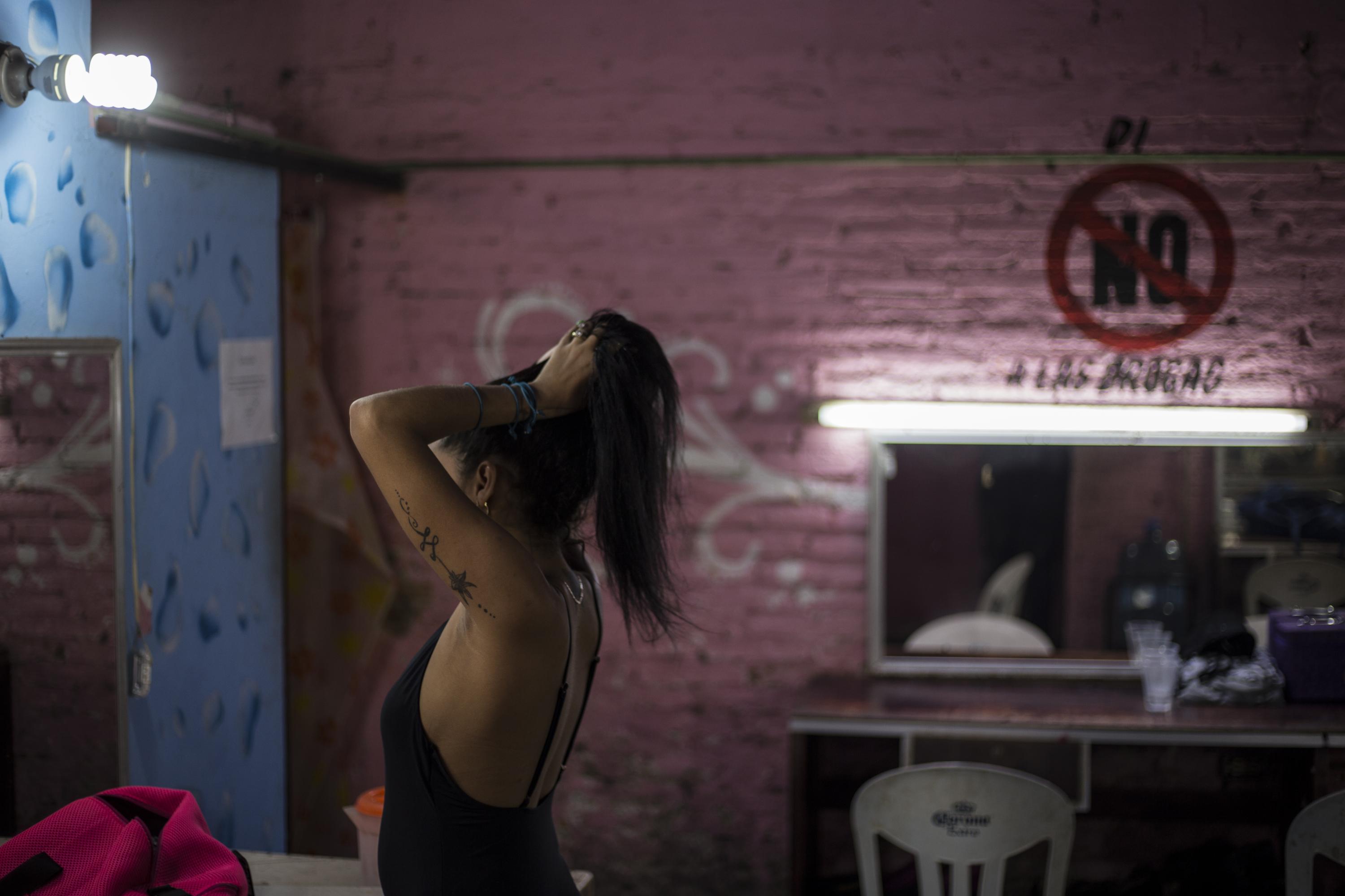 Una migrante cubana en Tapachula se prepara para trabajar durante la noche como bailarina del cabaret 