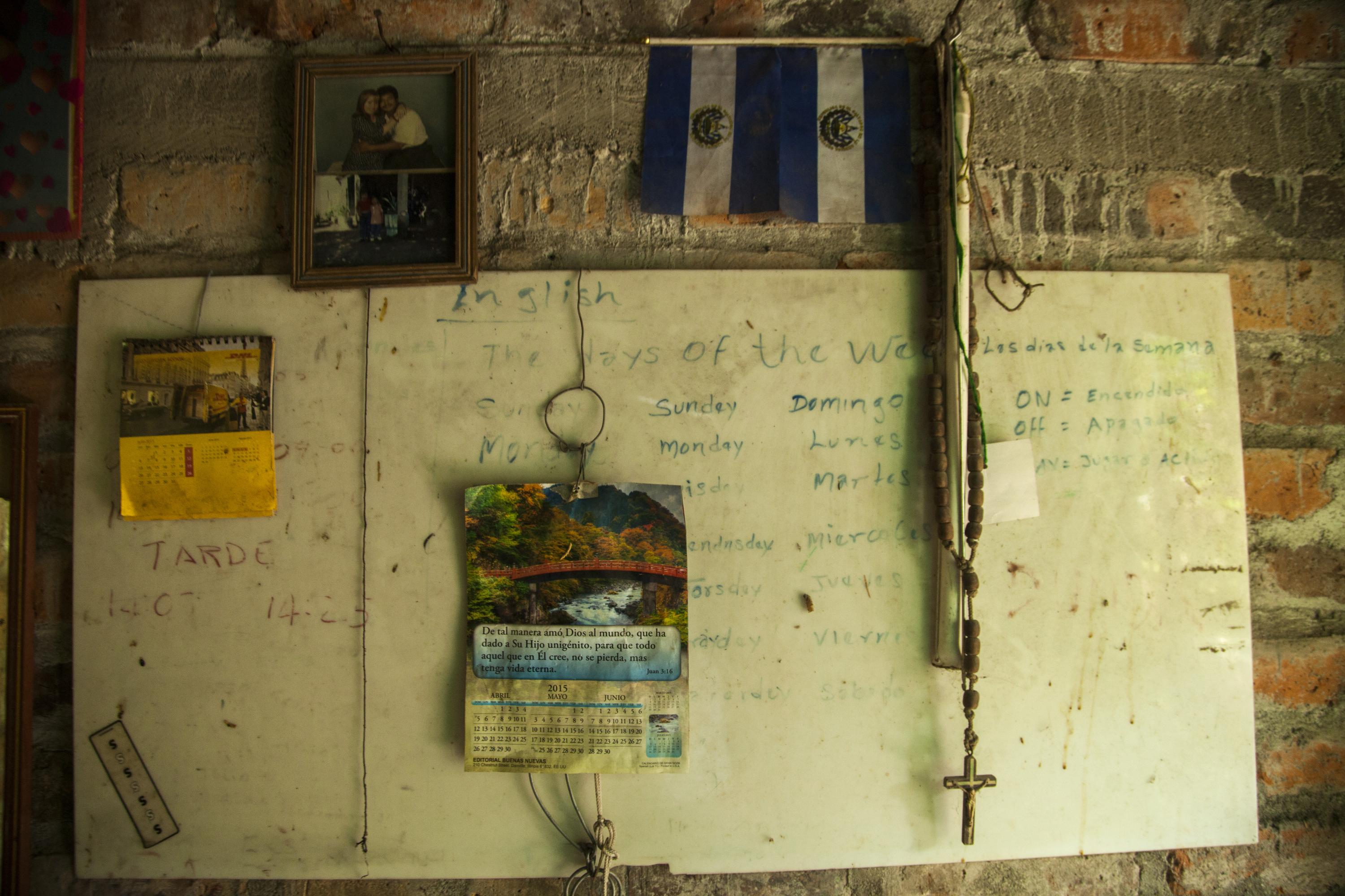 En el dormitorio de los Mejía, Óscar repasaba sus conocimientos del idioma inglés en una pizarra. Al centro, el calendario que nunca más se movió de la fecha del 30 de junio de 2015. Foto: Víctor Peña.