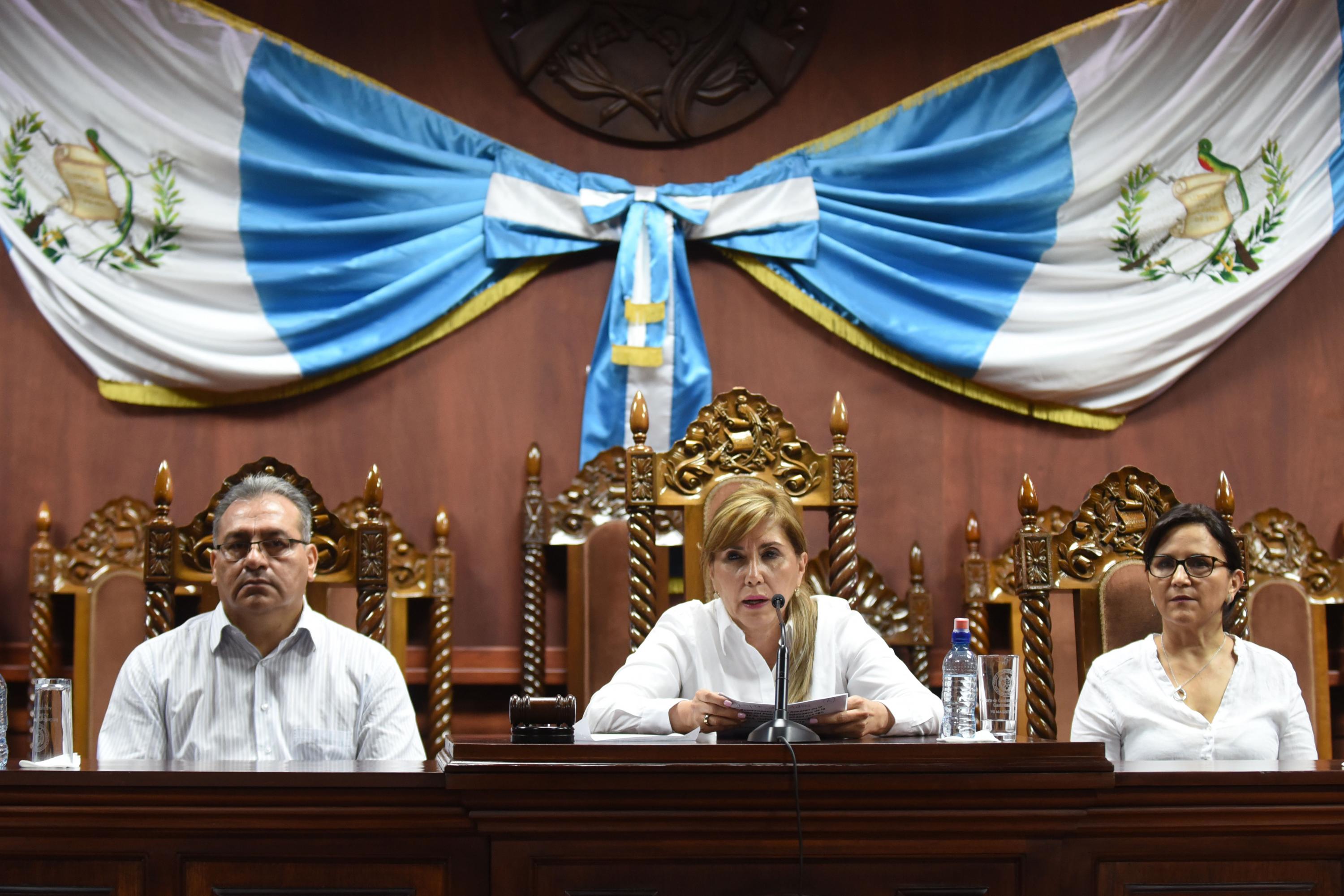 La presidenta de la Corte de Constitucionalidad de Guatemala, Dina Ochoa, en la rueda de prensa del domingo 16 de septiembre de 2018 donde se anunció la nueva decisión del máximo tribunal. Ochoa estuvo acompañada de los magistrados Boanerge Mejia y Goloria Porras.
