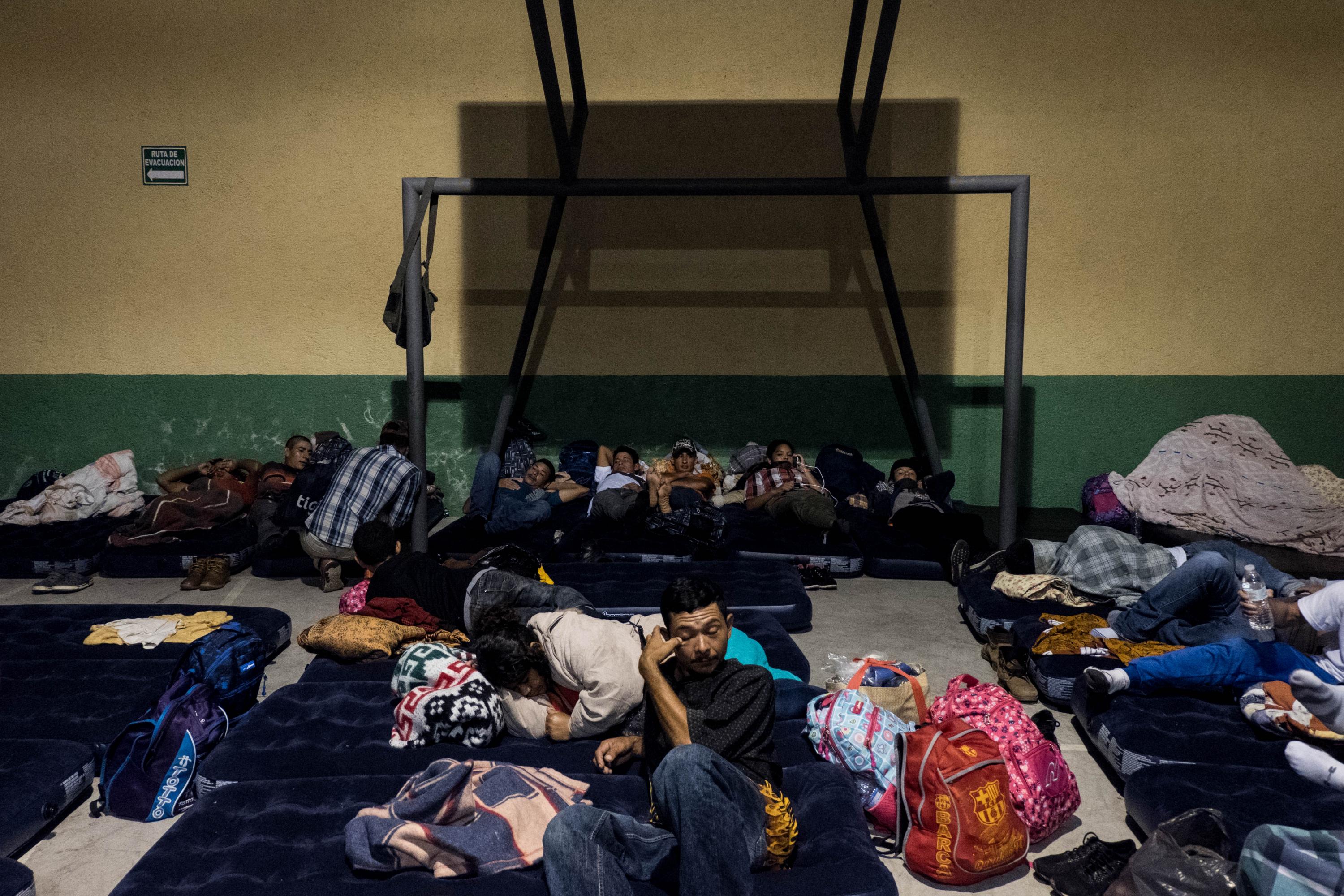 La caravana de migrantes ha pasado largas noches. Esta foto es de la Casa del Migrante, en Ciudad de Guatemala, el 18 de octubre de 2018. Alrededor de 5 000 migrantes hondureños han pasado por este alberge en dos días. Foto: Fred Ramos.