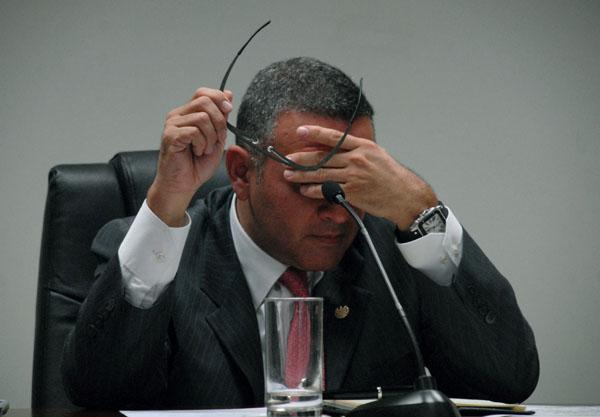 Mauricio Funes restriega sus ojos de cansancio durante una conferencia de prensa en Casa Presidencial. Foto archivo El Faro/Mauro Arias