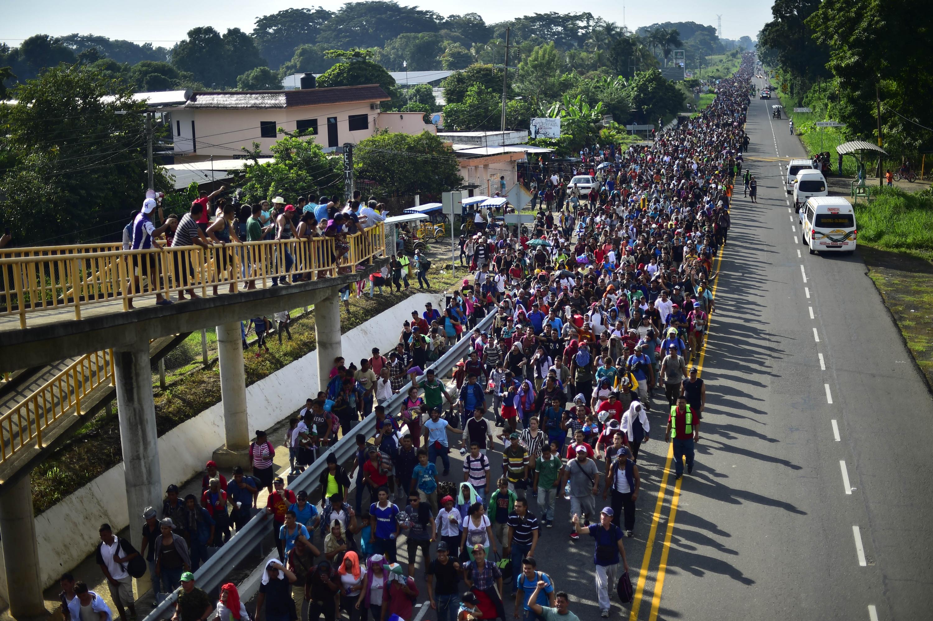 Miles de migrantes centroamericanos caminan sobre la carretra que conduce de Ciudad de Hidalgo a Tapachula, México, el 21 de octubre de 2018. Foto: Pedro Pardo / AFP 