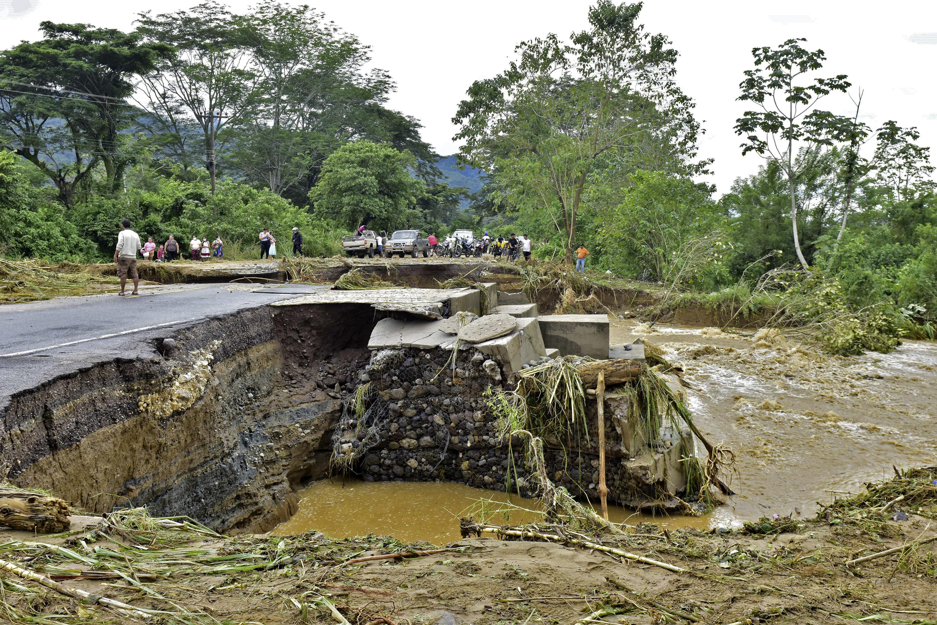 Vista de una grieta que bloquea una carretera en El Progreso, departamento de Yoro. Foto de AFP