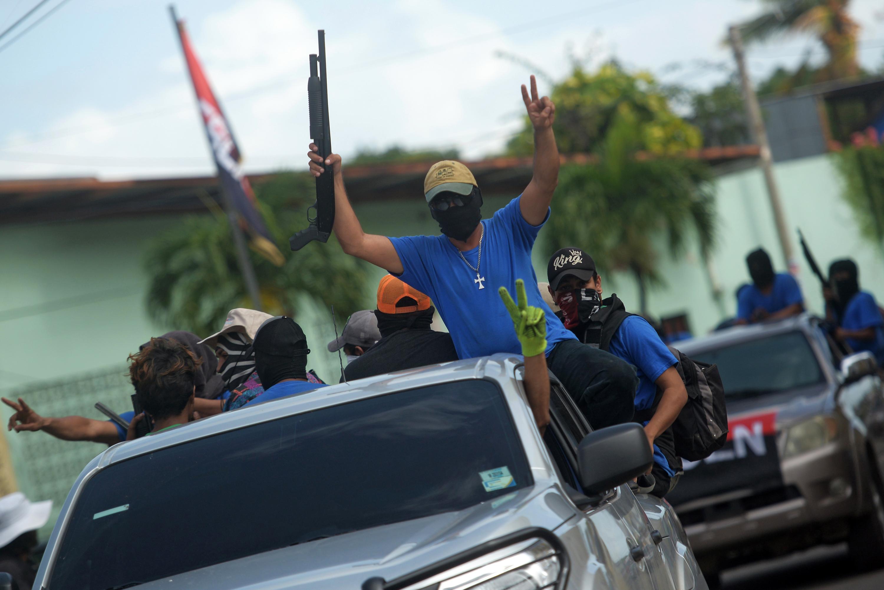 Paramilitares en Monimbó (Masaya), durante un ataque el 16 de julio / AFP PHOTO / MARVIN RECINOS