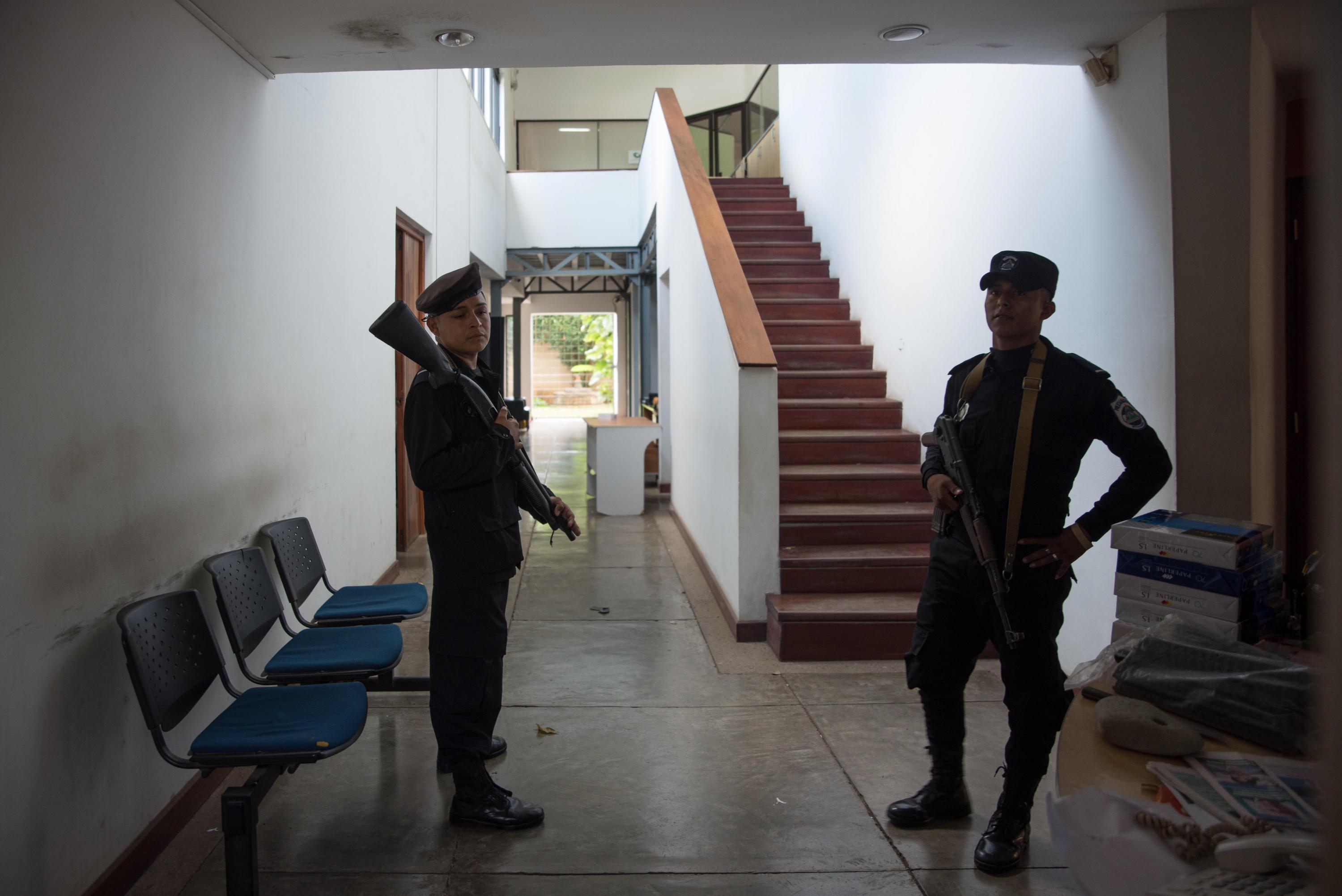 Policías mantienen tomada las instalaciones de Confidencial y Esta semana. 15 de diciembre, 2018. Foto: Carlos Herrera / Confidencial 